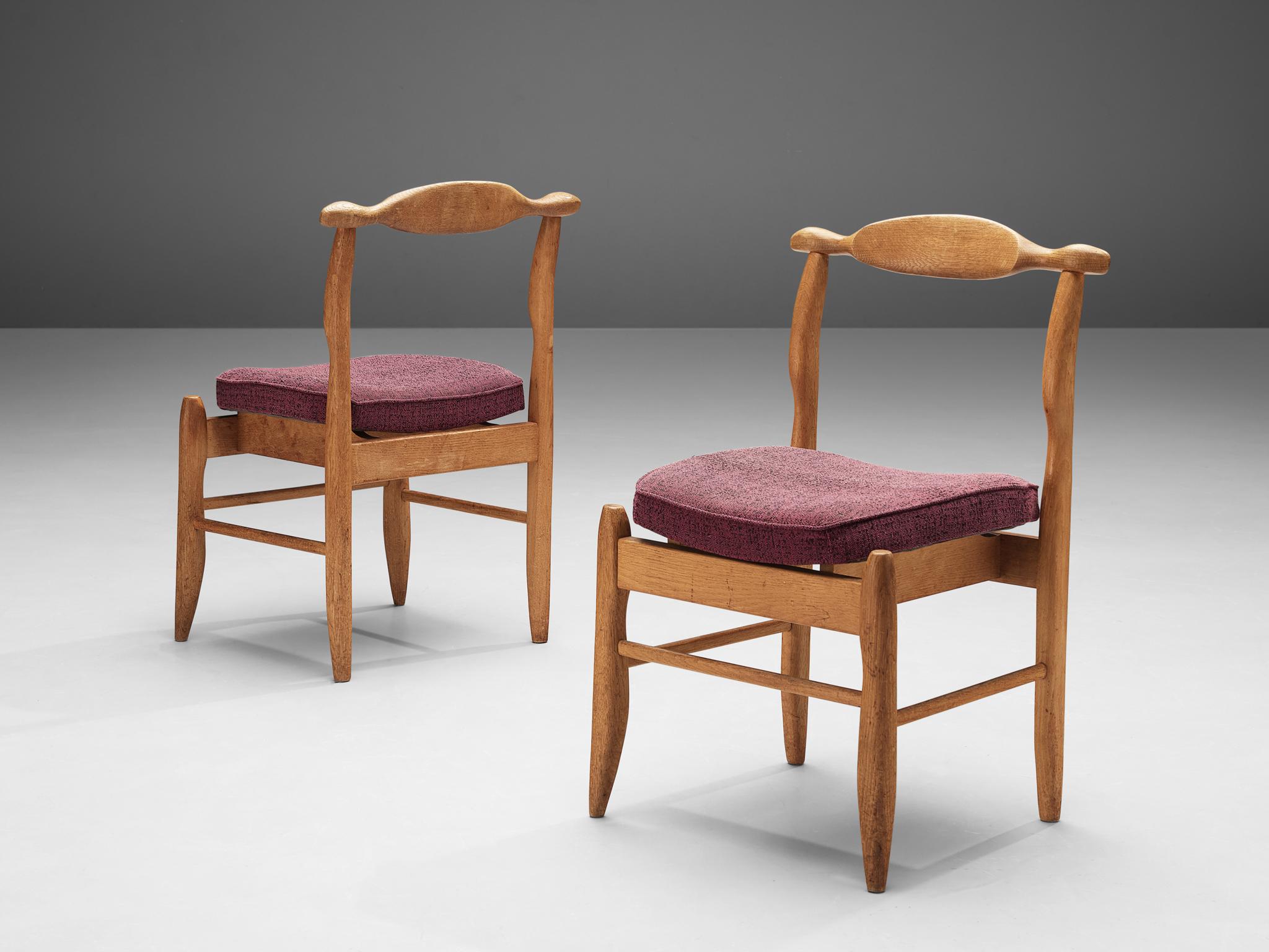 Guillerme et Chambron for Votre Maison, pair of dining chairs model 'Fumay', oak, fabric, France, 1960s

Beautifully shaped chairs in oak by French designer duo Jacques Chambron and Robert Guillerme. These dining chairs show beautiful lines in every
