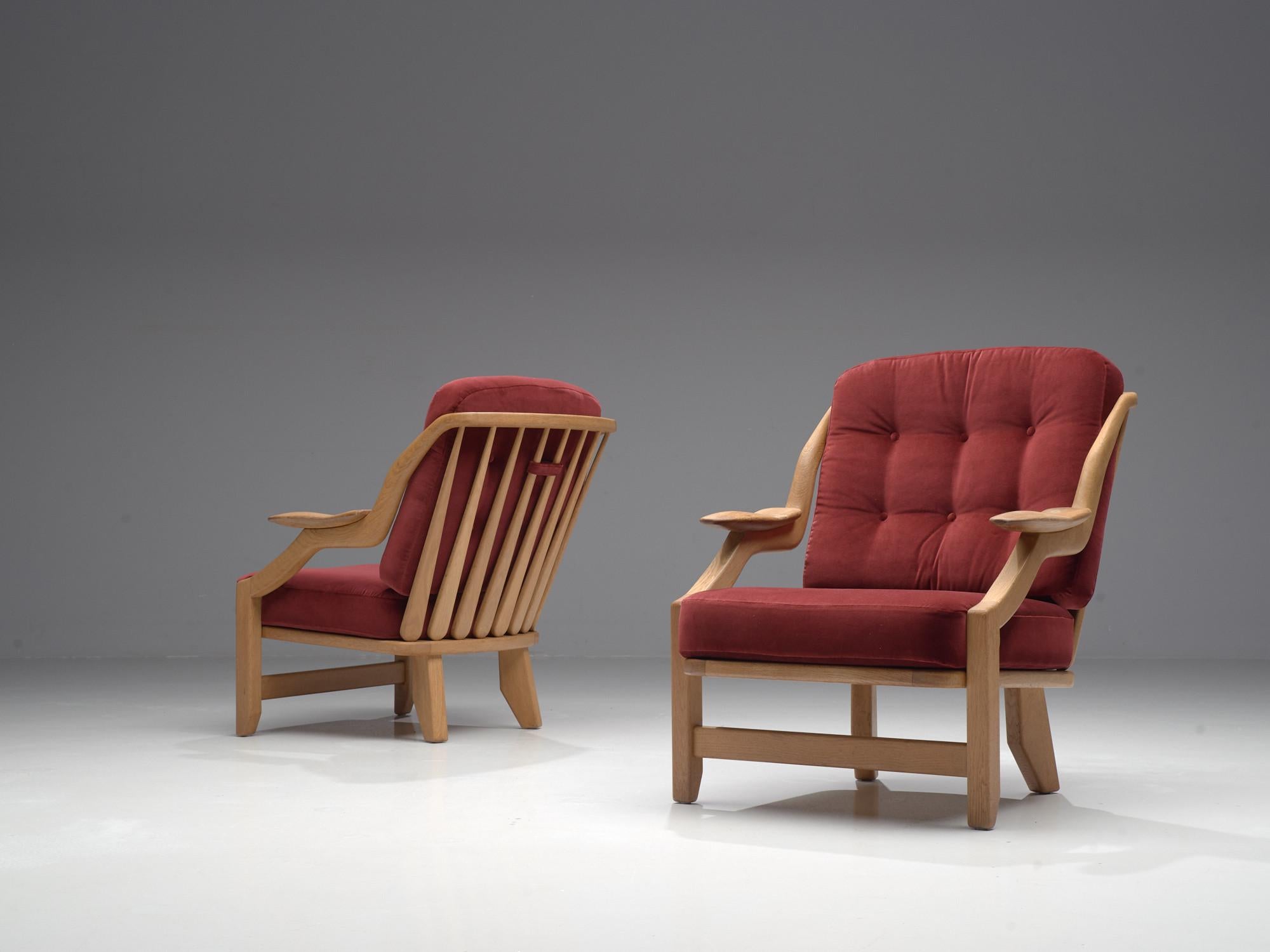 Guillerme et Chambron for Votre Maison, pair of lounge chairs, model 'Gregoire', burgundy red fabric, oak, France, 1960s

Pair of armchairs designed by Guillerme and Chambron. These chairs have a very interesting shape looking from the side. The