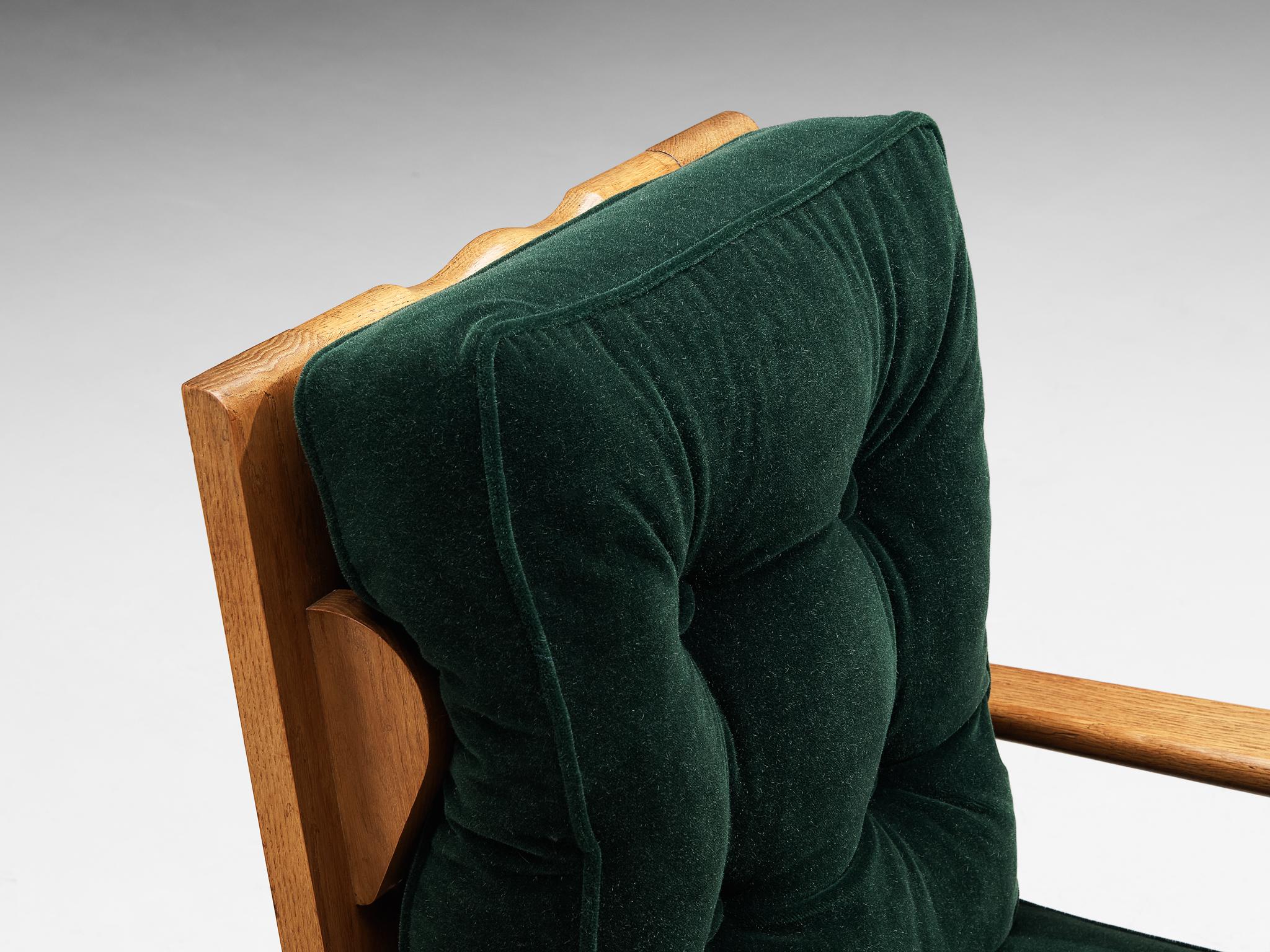 Chêne Guillerme & Chambron paire de chaises longues en mohair vert et chêne en vente