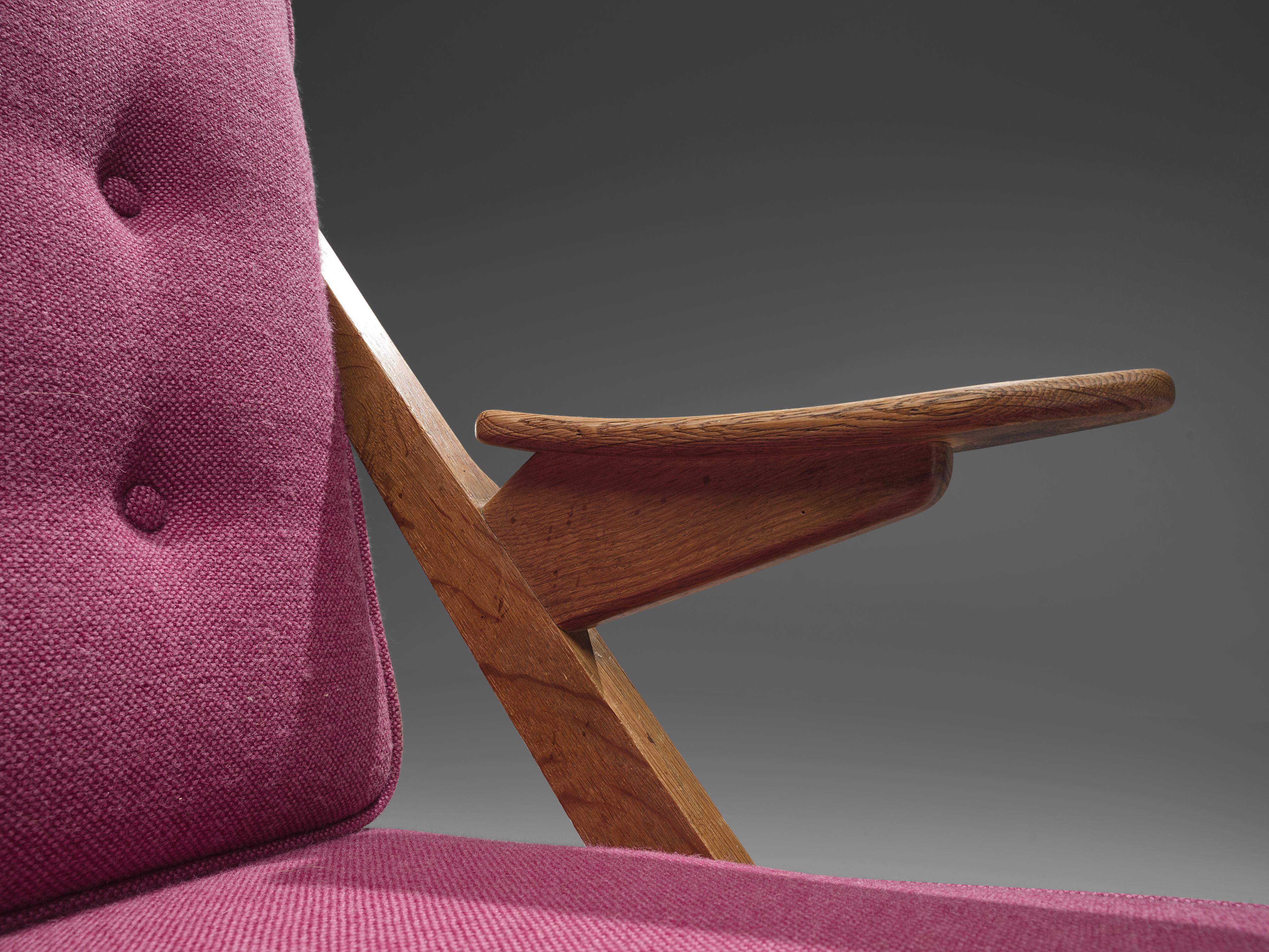 Français Guillerme & Chambron paire de chaises longues en chêne et tapisserie rose en vente