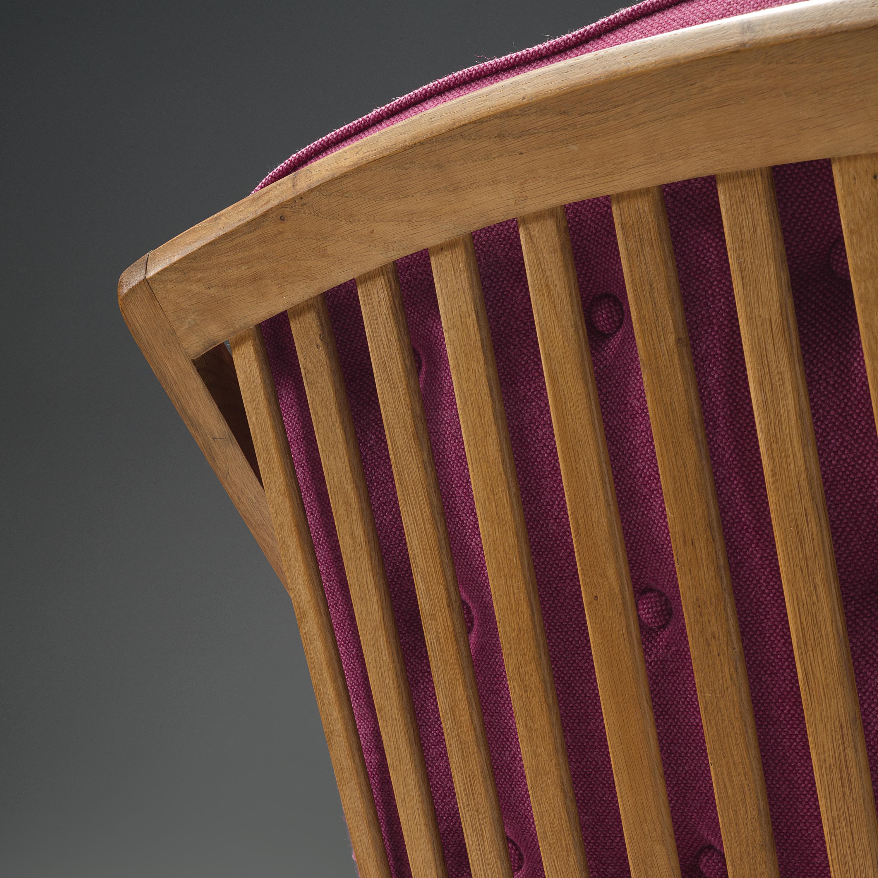 Milieu du XXe siècle Guillerme & Chambron paire de chaises longues en chêne et tapisserie rose en vente