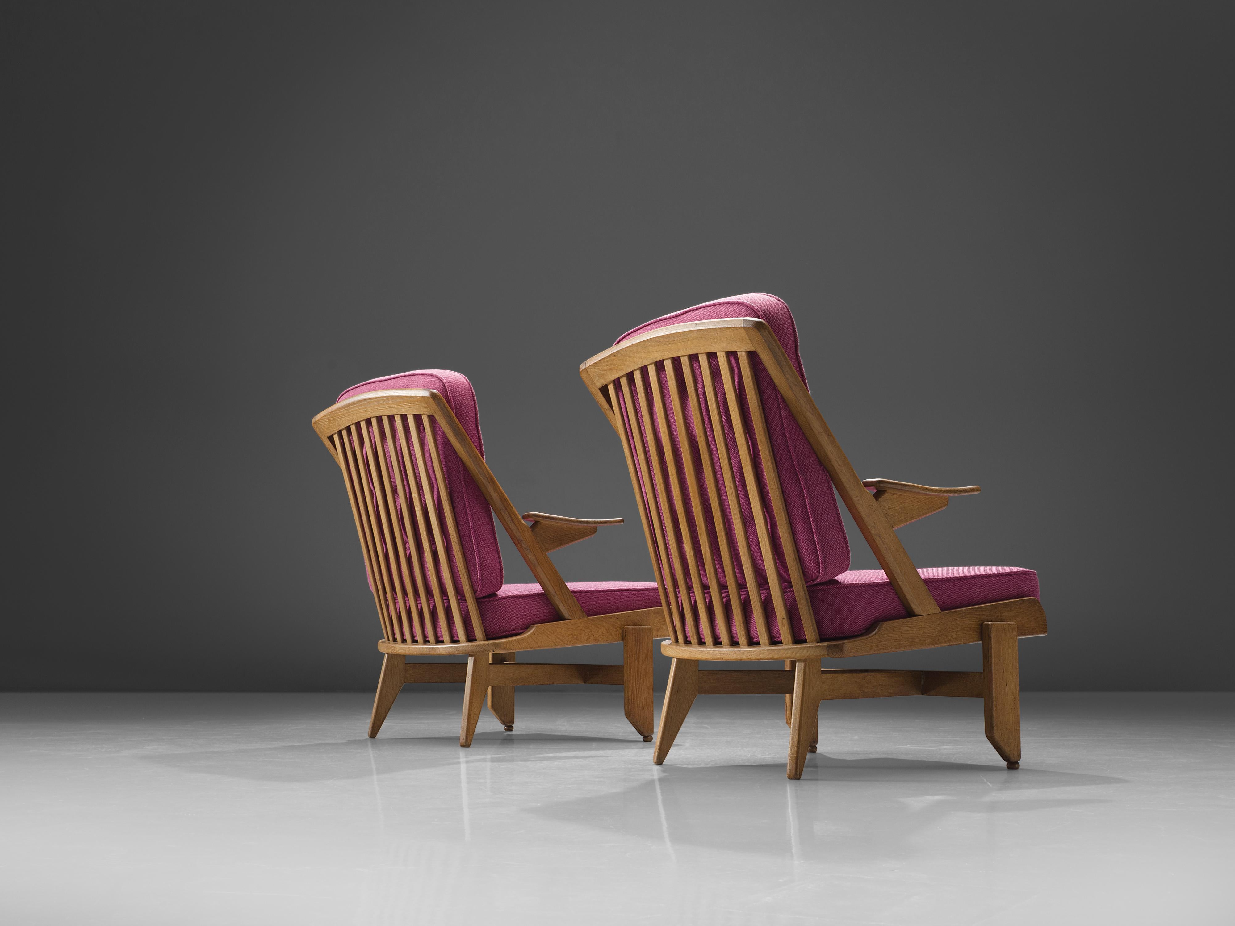 Chêne Guillerme & Chambron paire de chaises longues en chêne et tapisserie rose en vente
