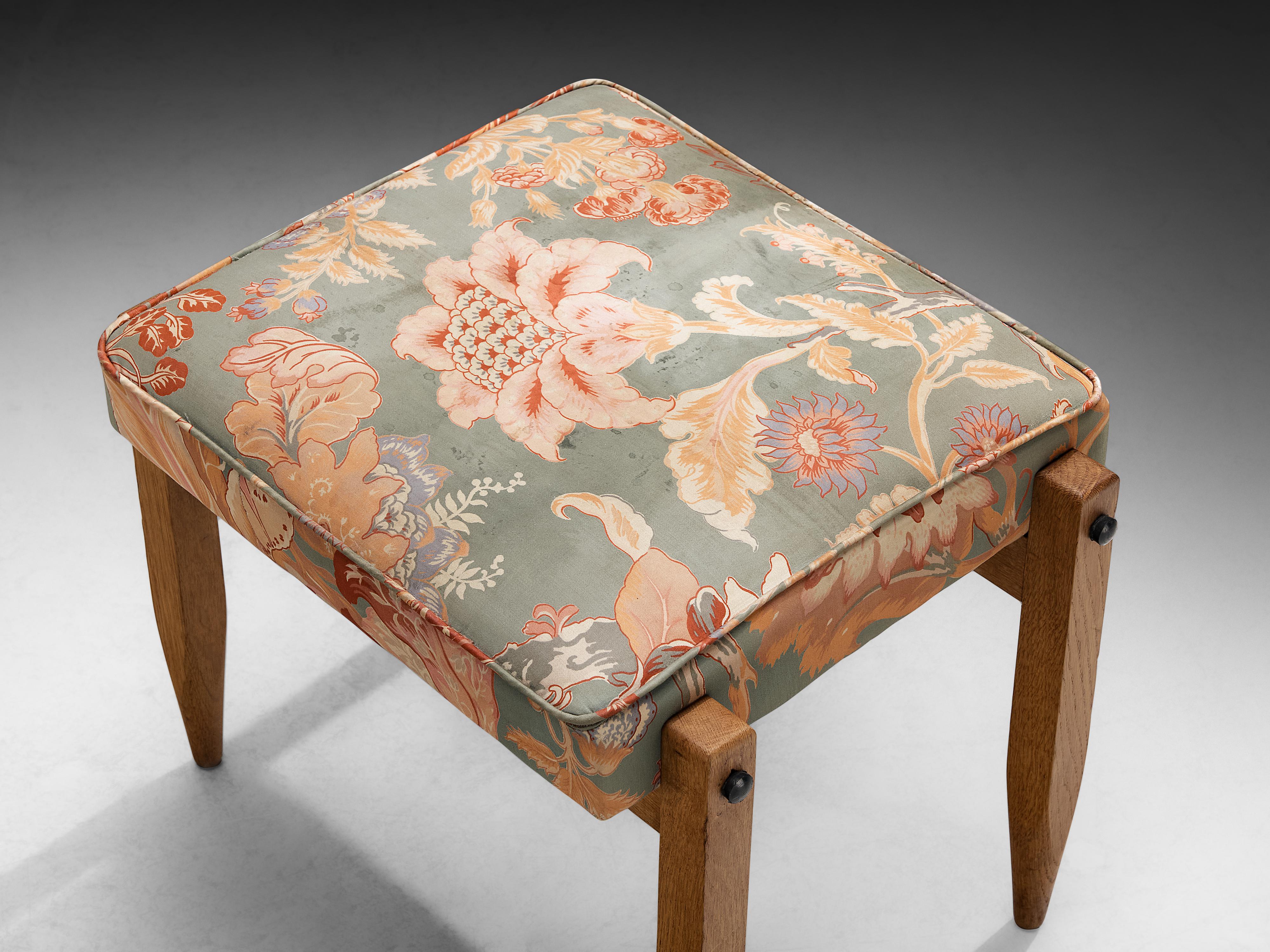 Guillerme & Chambron Pair of Ottomans in Oak and Patterned Fabric In Good Condition For Sale In Waalwijk, NL