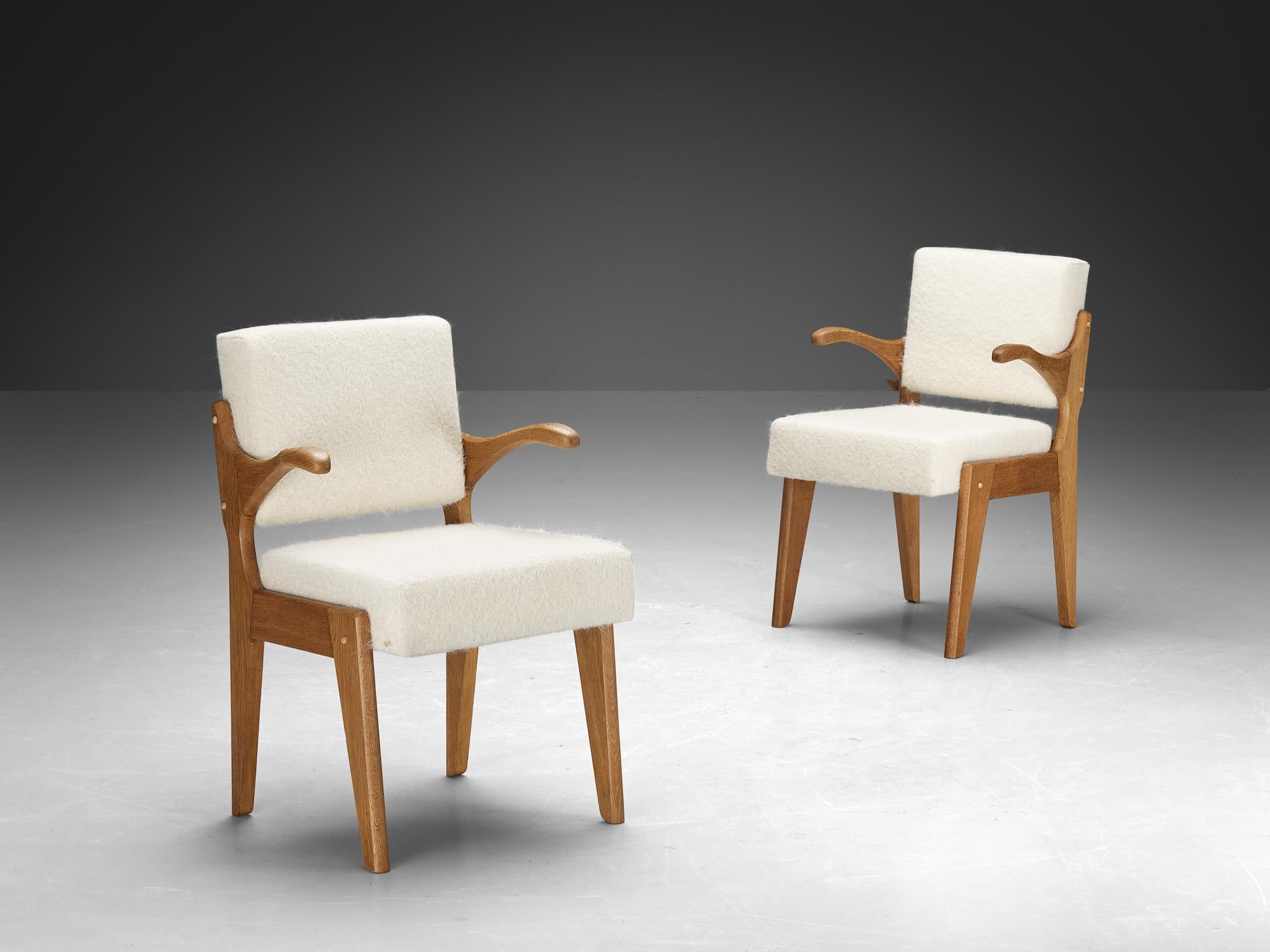 Guillerme et Chambron for Votre Maison, pair of 'Bridge Marius' armchairs, oak, fabric 'Suzon' Crème by Pierre Frey, France, 1960s

The Bridge Marius armchairs, crafted by the designer duo Jacques Chambron and Robert Guillerme, stand as exquisite