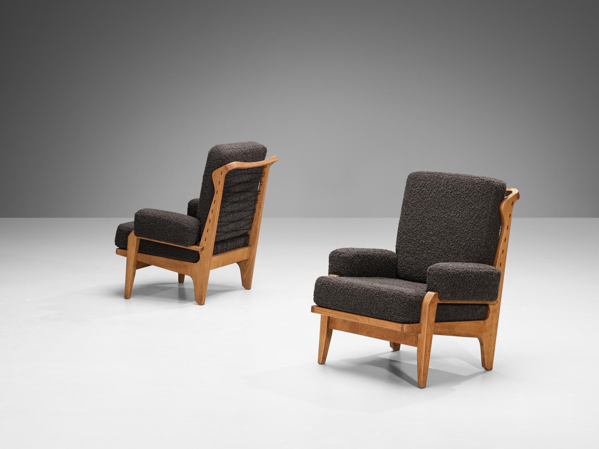 Guillerme & Chambron for Votre Maison, pair of 'Scoubidou' lounge chairs, oak, reupholstered in Dedar wool bouclé, France, 1960s

A great pair of comfortable armchairs with high backs designed by Guillerme & Chambron. These chairs have very