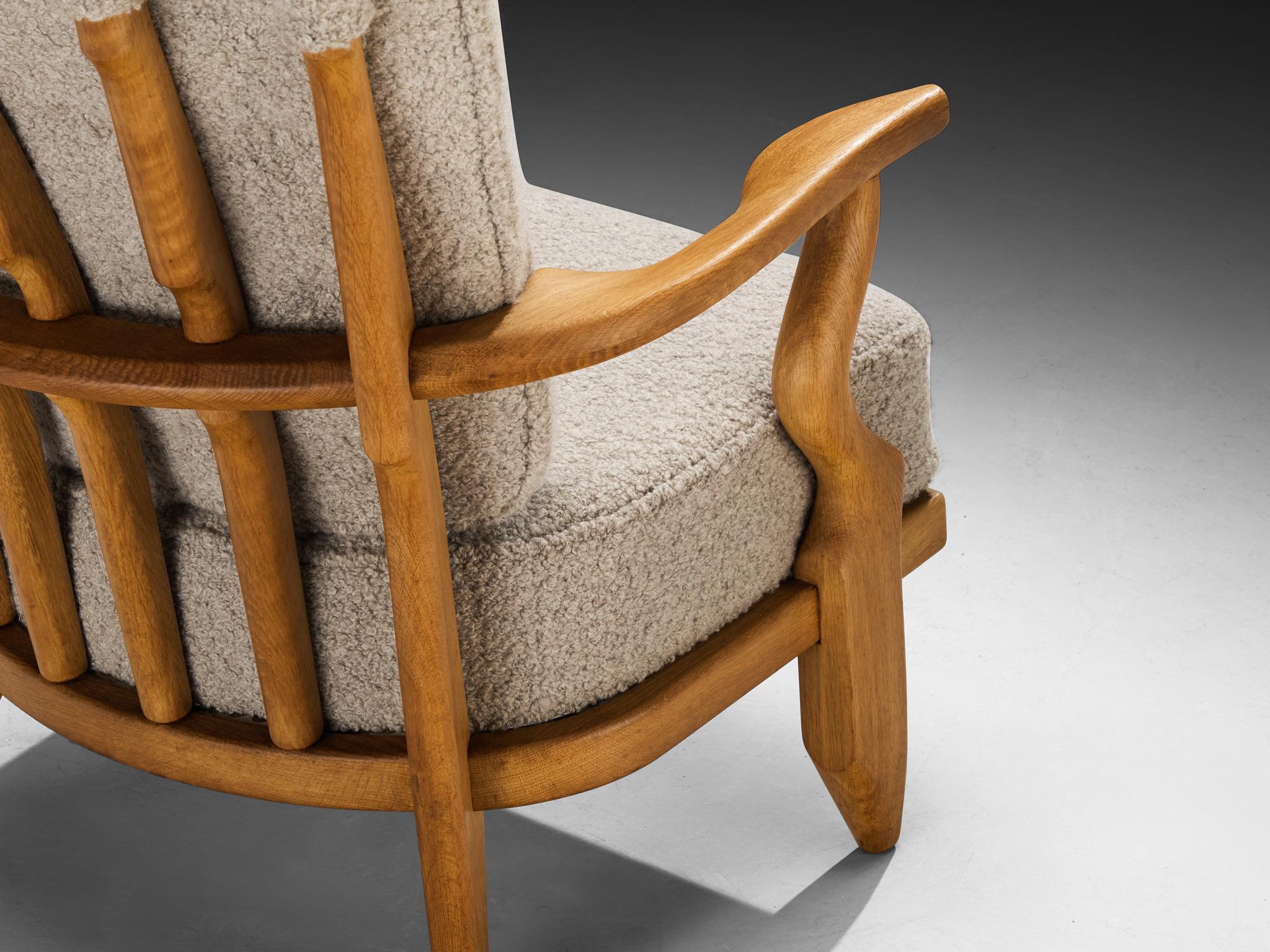 Mid-Century moderno Sedia da salotto 'Petit Repos' di Guillerme & Chambron in Oak massiccio e Bouclé in vendita