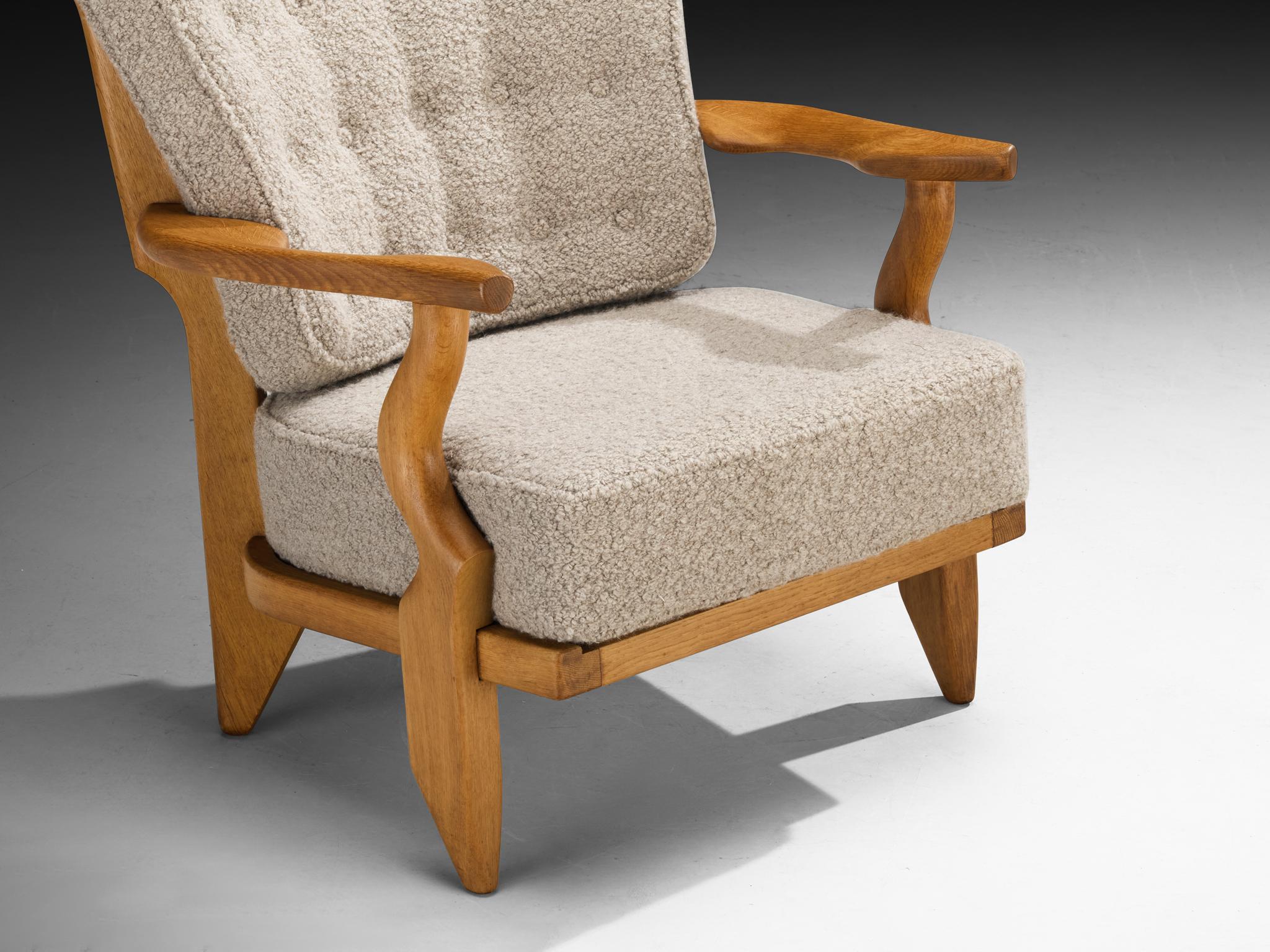 Metà XX secolo Sedia da salotto 'Petit Repos' di Guillerme & Chambron in Oak massiccio e Bouclé in vendita