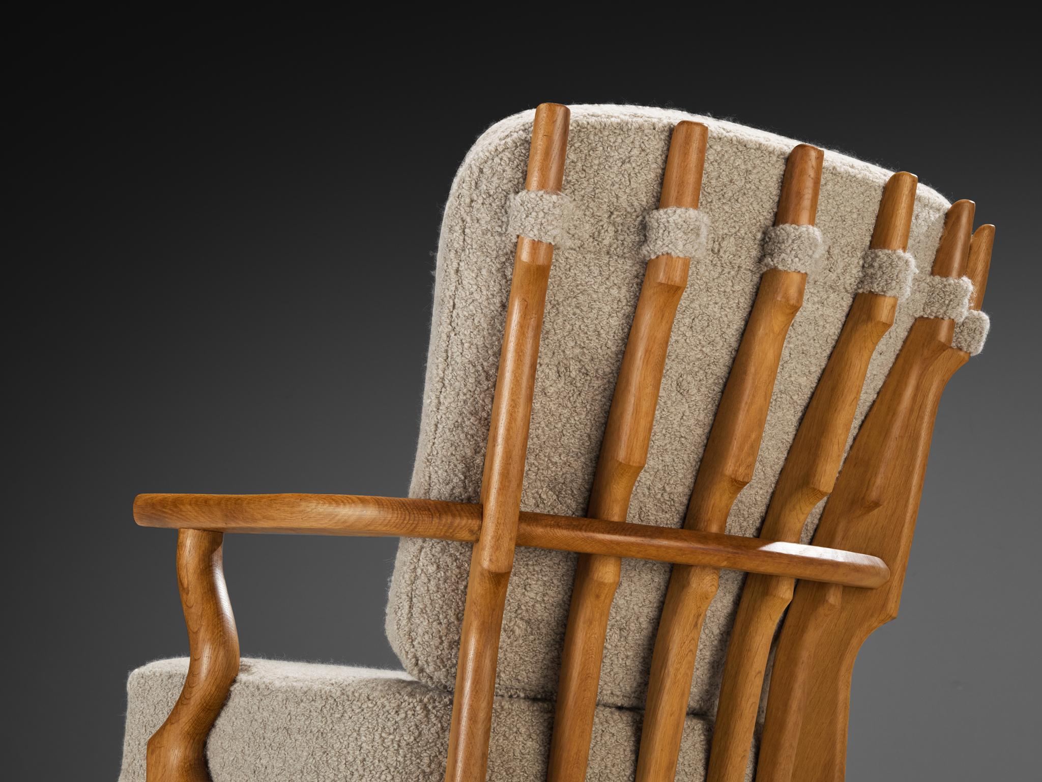 Tessuto Sedia da salotto 'Petit Repos' di Guillerme & Chambron in Oak massiccio e Bouclé in vendita