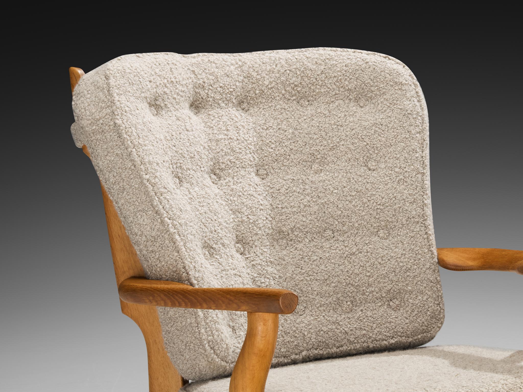 Sedia da salotto 'Petit Repos' di Guillerme & Chambron in Oak massiccio e Bouclé in vendita 2