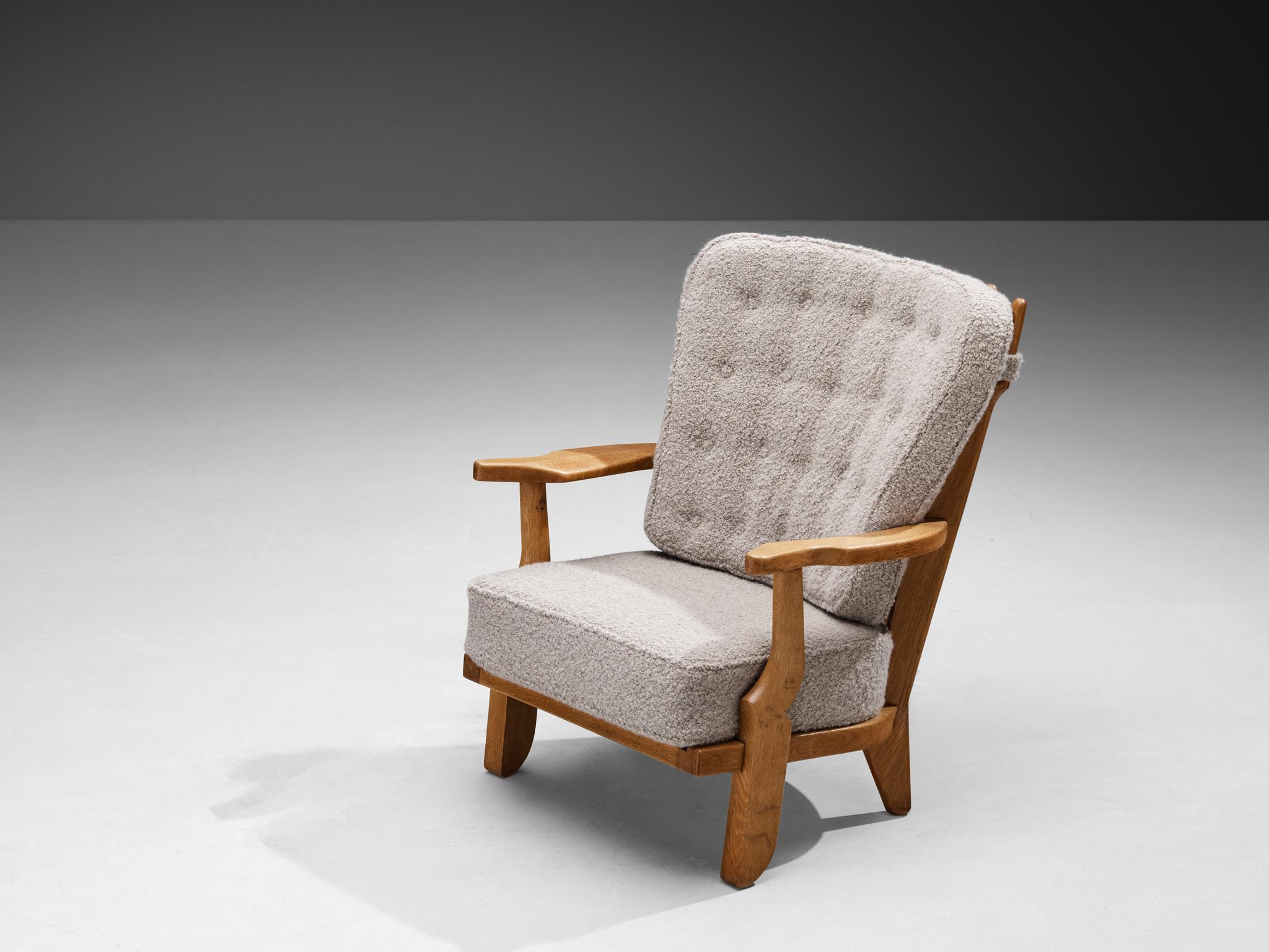 Guillerme et Chambron pour Votre Maison, chaise longue 'Petit Repos', chêne massif, tissu teddy, France, années 1960.

Guillerme & Chambron sont connus pour leurs meubles en chêne massif de haute qualité, dont celui-ci est un autre exemple. Cette