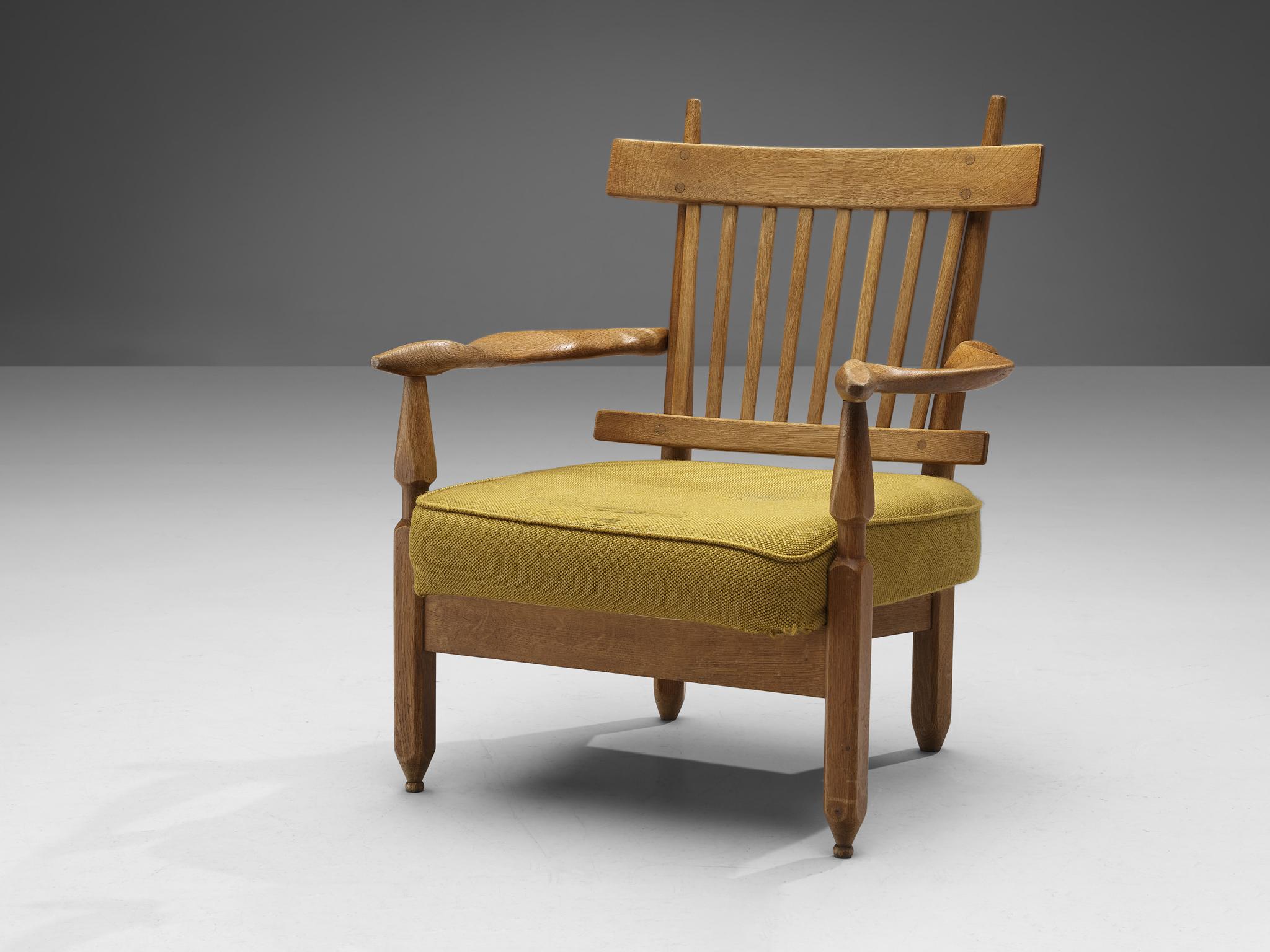 Guillerme & Chambron pour Votre Maison, chaise longue 'Petronille', chêne, tissu, France, 1965 

Cette chaise longue sculpturale nommée 'Petronille' est conçue par Guillerme et Chambron. Ils sont connus pour leurs meubles en chêne massif de haute