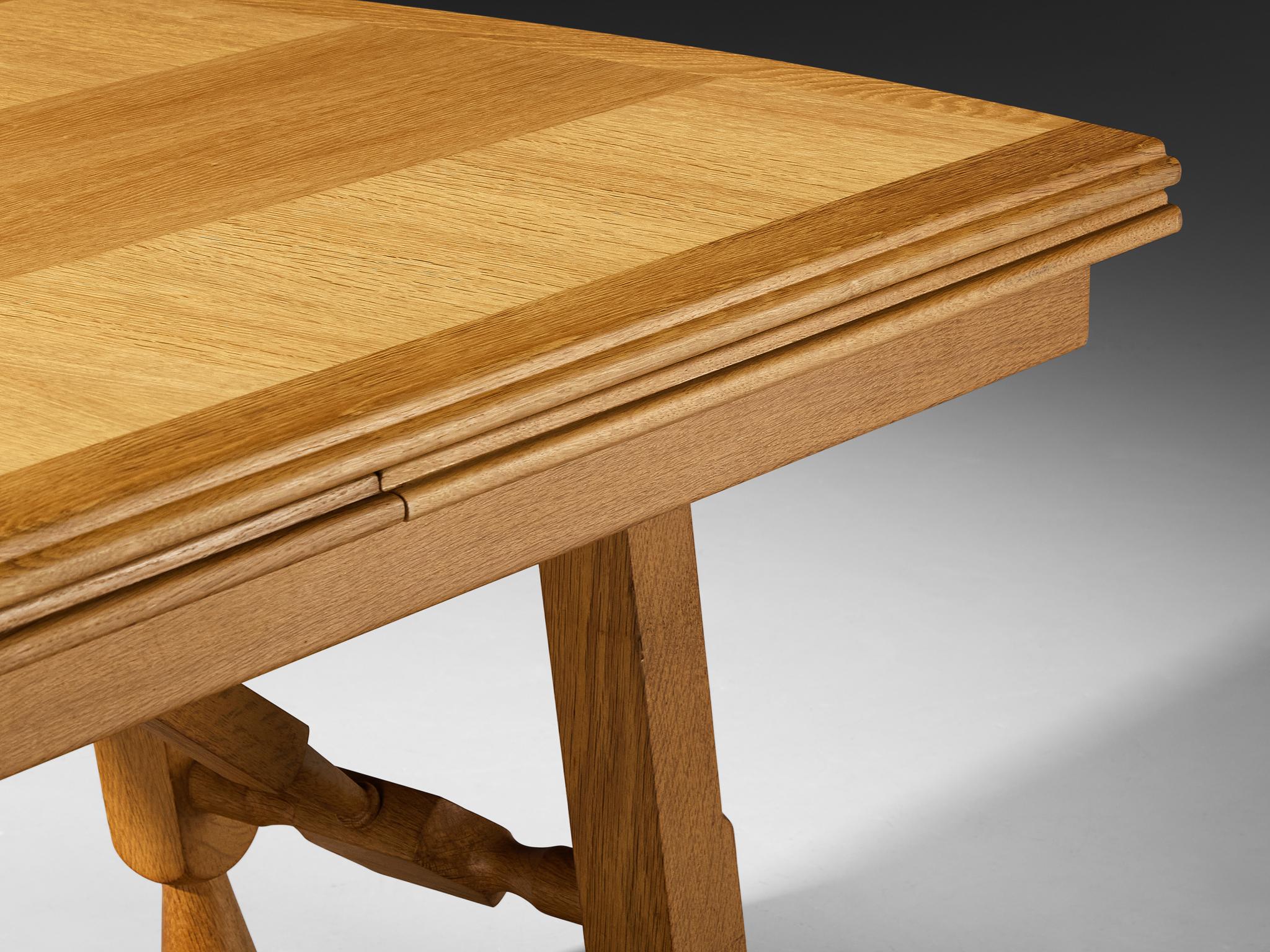 Guillerme and Chambron 'Pétrouille' Table de salle à manger extensible en Oak massif en vente 3