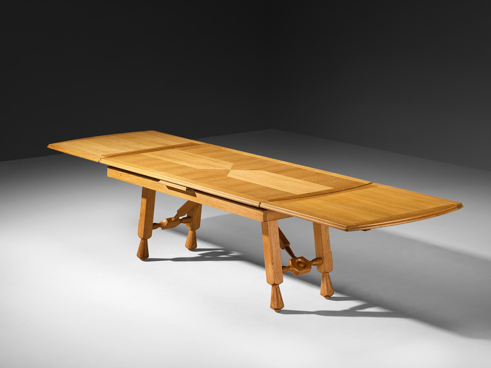 Guillerme et Chambron pour Votre Maison, table de salle à manger 'Pétrouille', chêne massif, France, années 1960

Voici la table de salle à manger Pétrouille, un chef-d'œuvre conçu par le célèbre duo de designers français Jacques Chambron et Robert