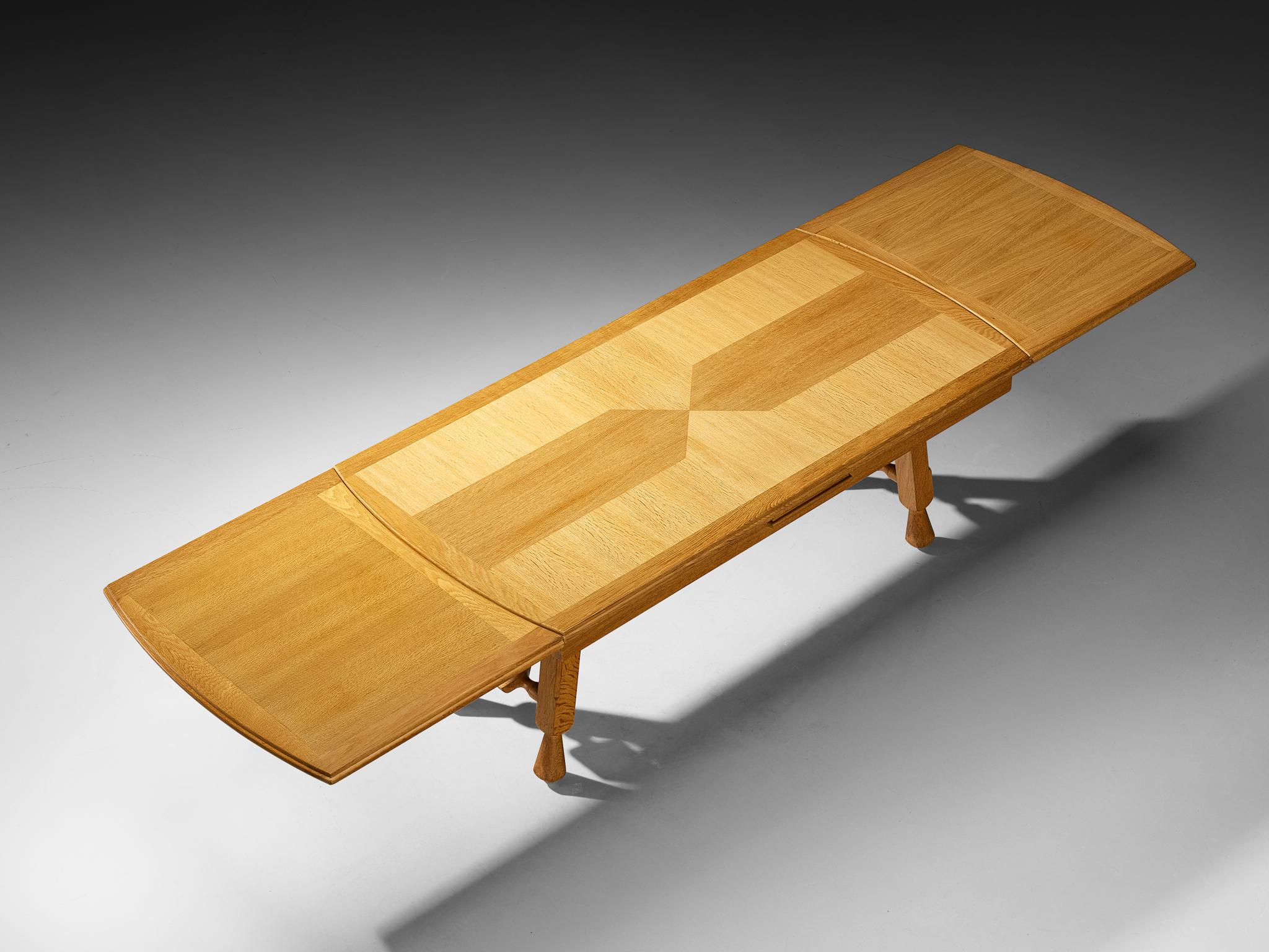 Mid-Century Modern Guillerme and Chambron 'Pétrouille' Table de salle à manger extensible en Oak massif en vente