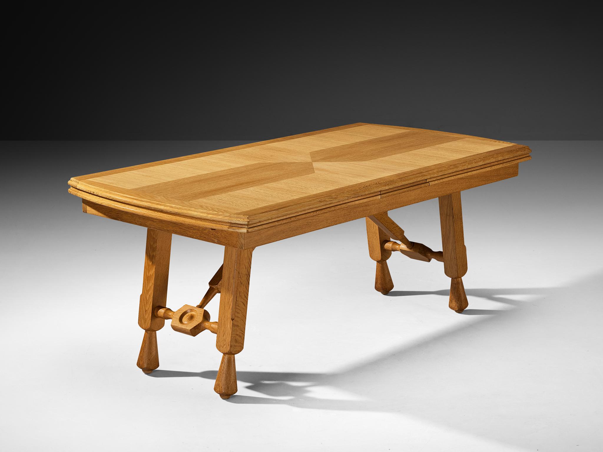 Guillerme and Chambron 'Pétrouille' Table de salle à manger extensible en Oak massif Bon état - En vente à Waalwijk, NL