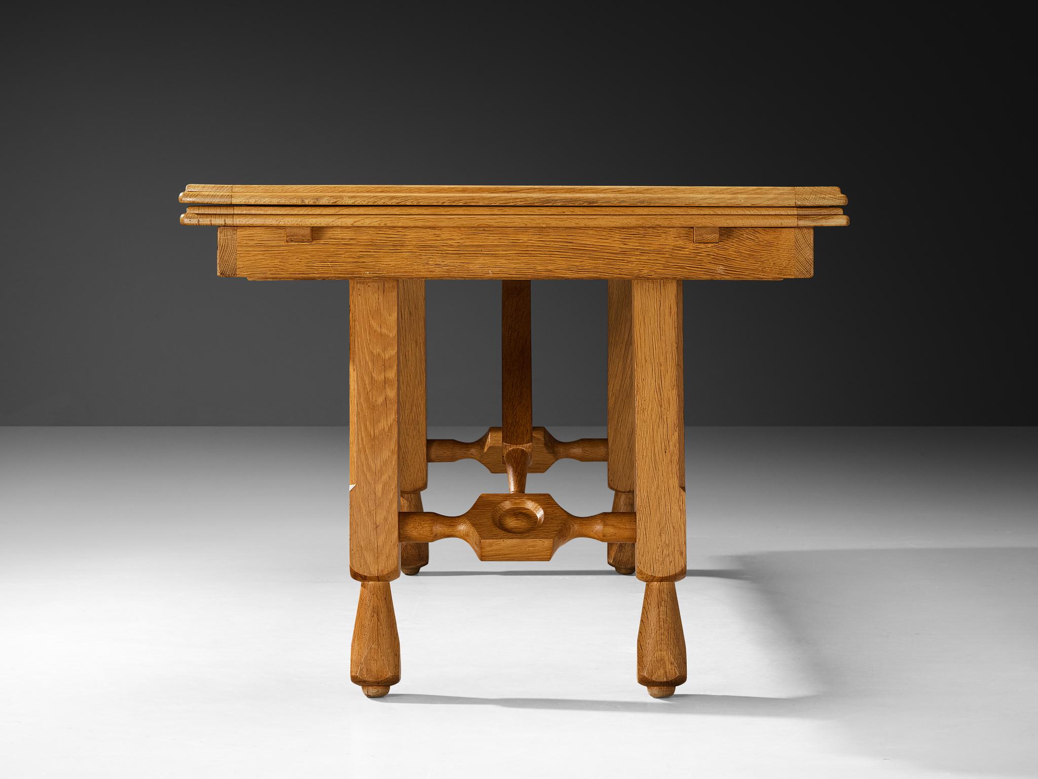 Milieu du XXe siècle Guillerme and Chambron 'Pétrouille' Table de salle à manger extensible en Oak massif en vente