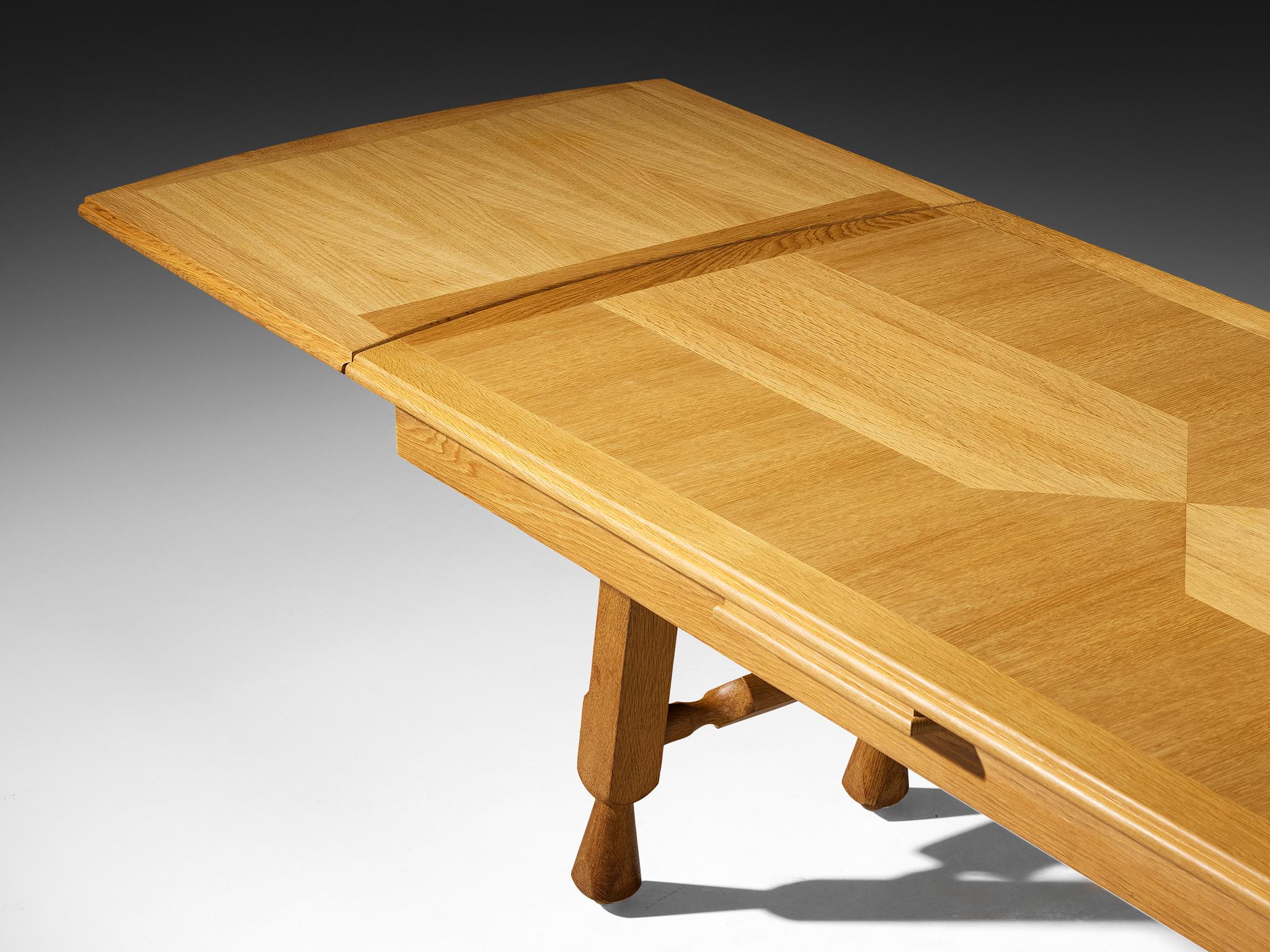 Guillerme and Chambron 'Pétrouille' Table de salle à manger extensible en Oak massif en vente 1