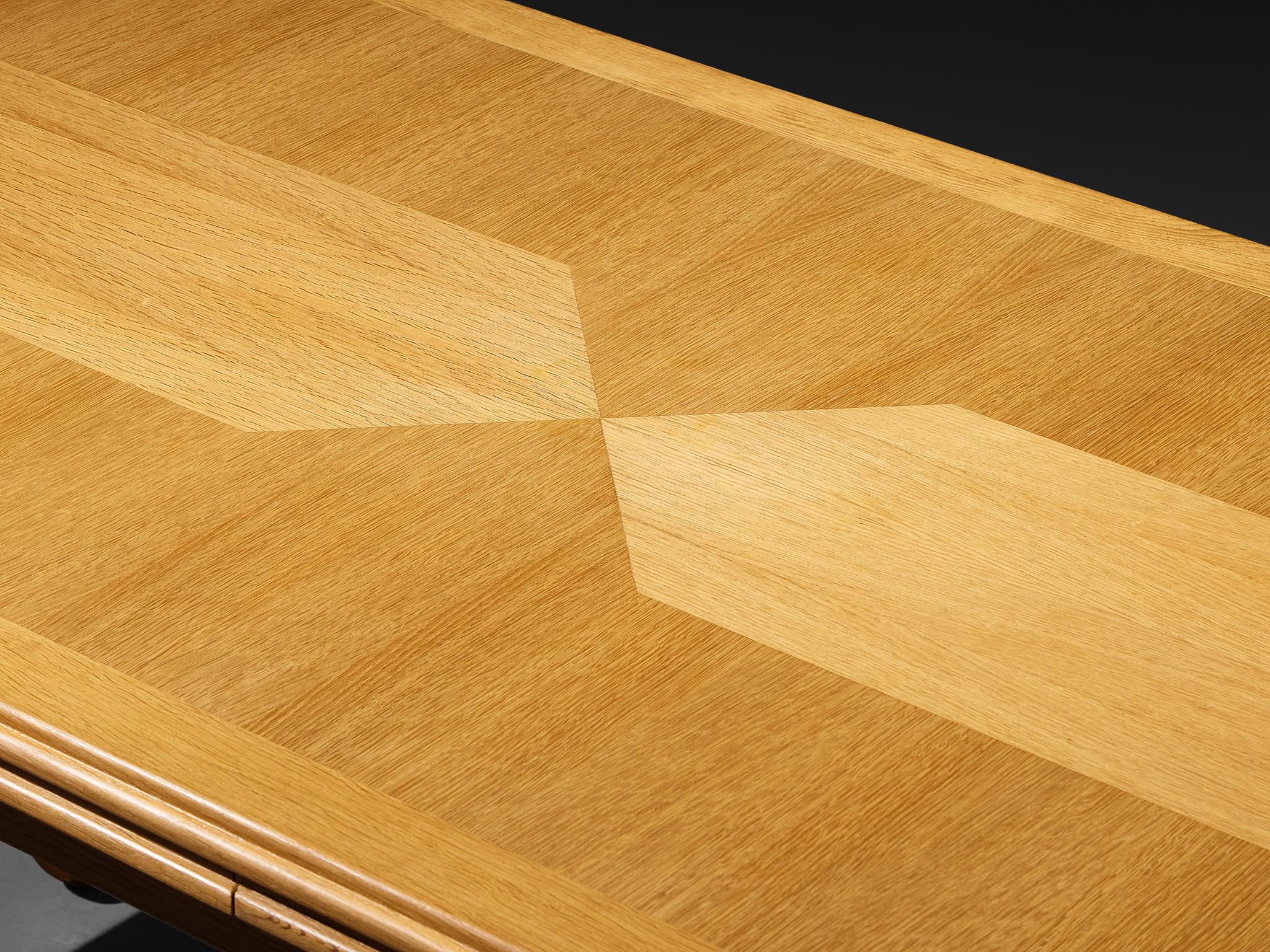 Guillerme and Chambron 'Pétrouille' Table de salle à manger extensible en Oak massif en vente 2