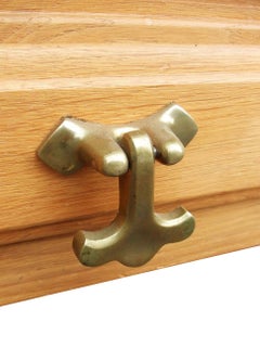 Guillerme & Chambron Rare grand buffet en chêne avec quatre portes et quatre tiroirs