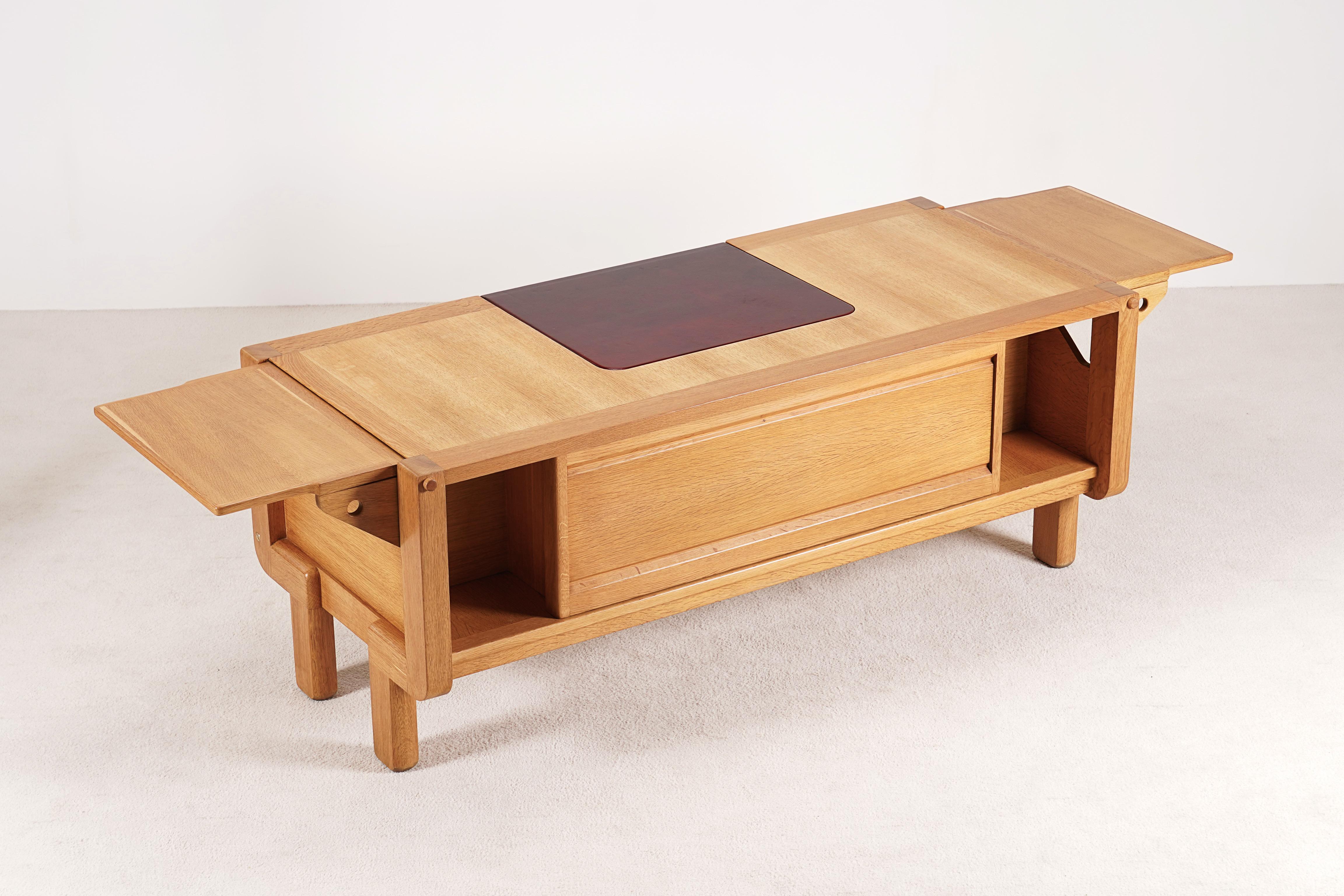 Guillerme & Chambron, Seltener Eichenholz-Schreibtisch Modell „Matignon“ für Votre Maison, 1960. im Angebot 4