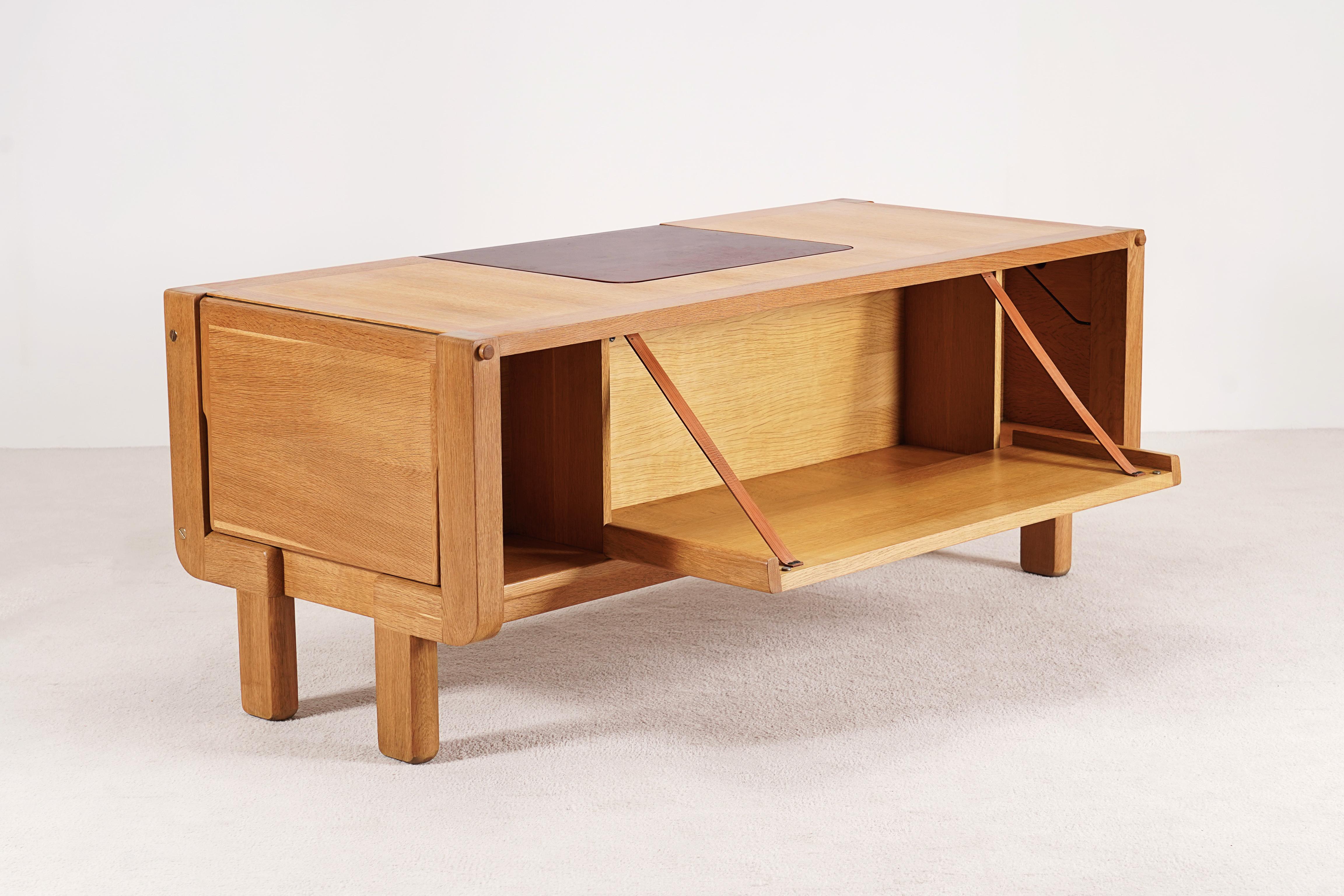 Guillerme & Chambron, Seltener Eichenholz-Schreibtisch Modell „Matignon“ für Votre Maison, 1960. im Angebot 5