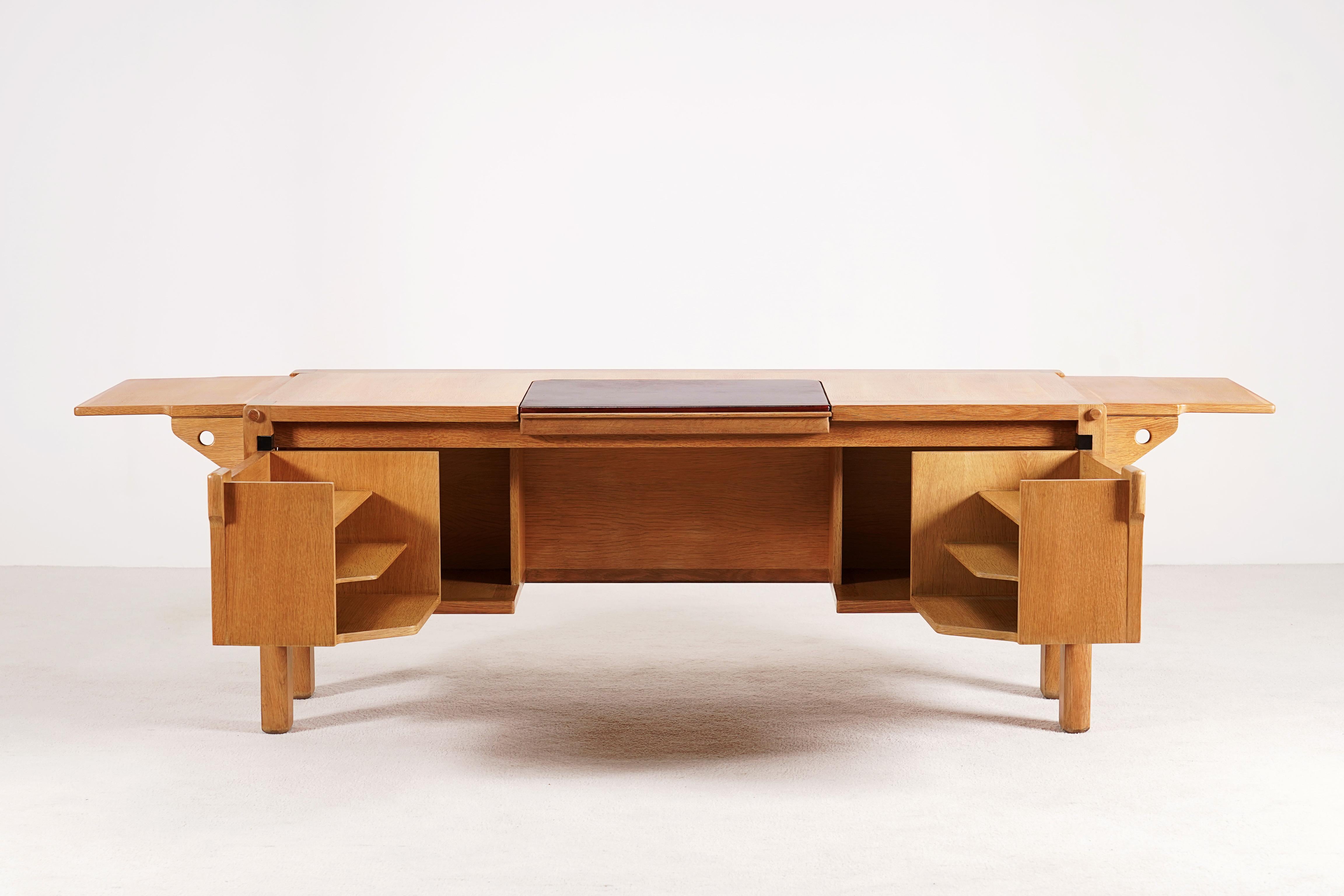 Français Guillerme & Chambron, Rare modèle de bureau en chêne « Matignon » pour Votre Maison, 1960. en vente