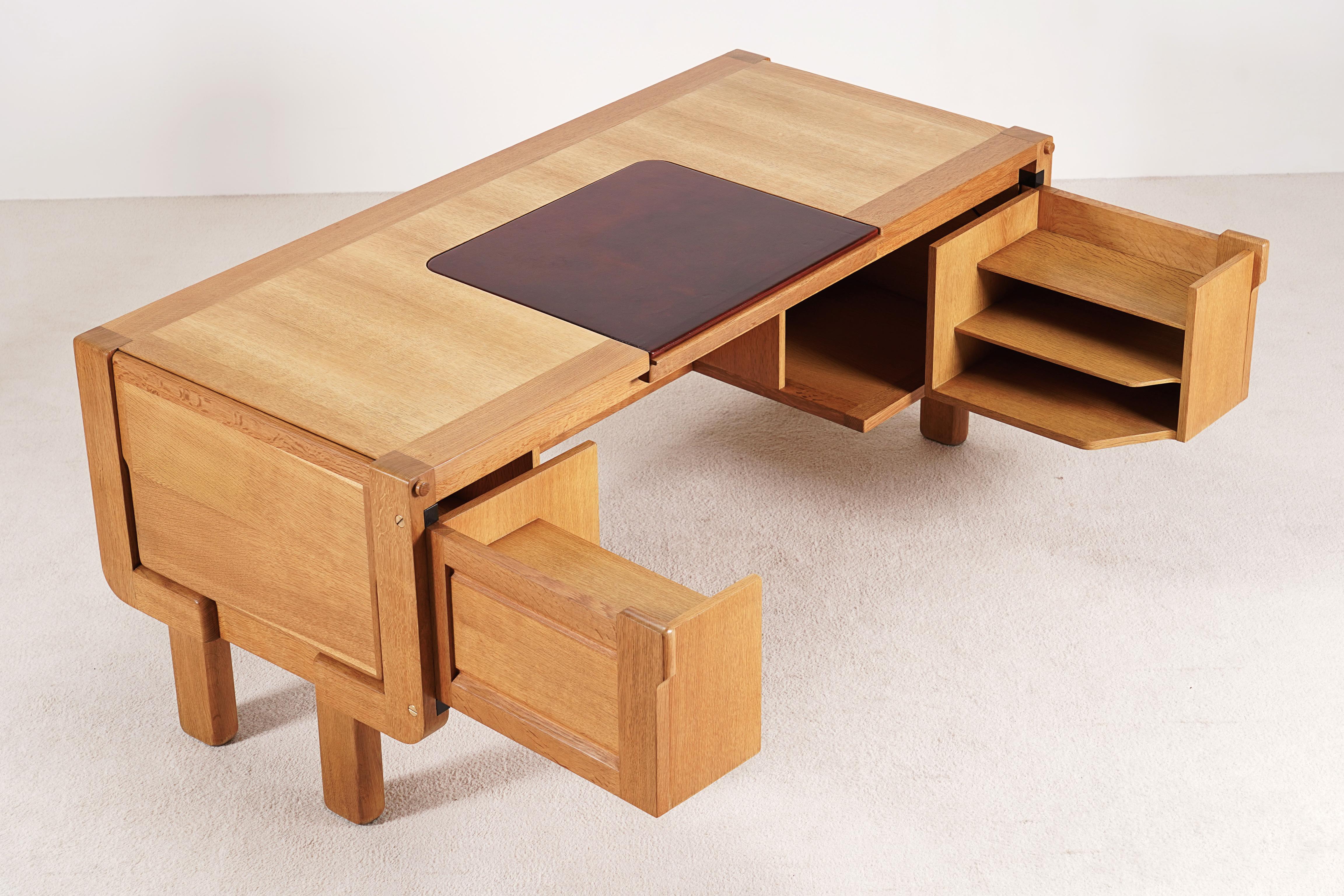 Guillerme & Chambron, Seltener Eichenholz-Schreibtisch Modell „Matignon“ für Votre Maison, 1960. (Messing) im Angebot