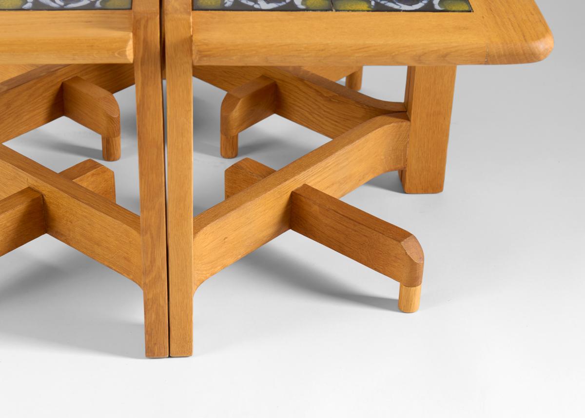 Mid-Century Modern Guillerme & Chambron, ensemble de 4 tables d'appoint, table basse en chêne et céramique, France en vente