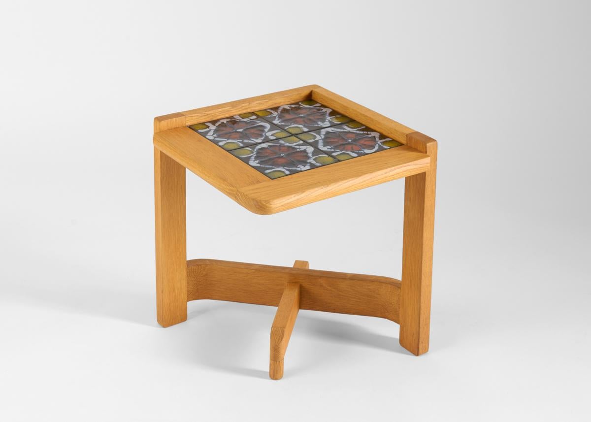 Guillerme & Chambron, ensemble de 4 tables d'appoint, table basse en chêne et céramique, France en vente 1