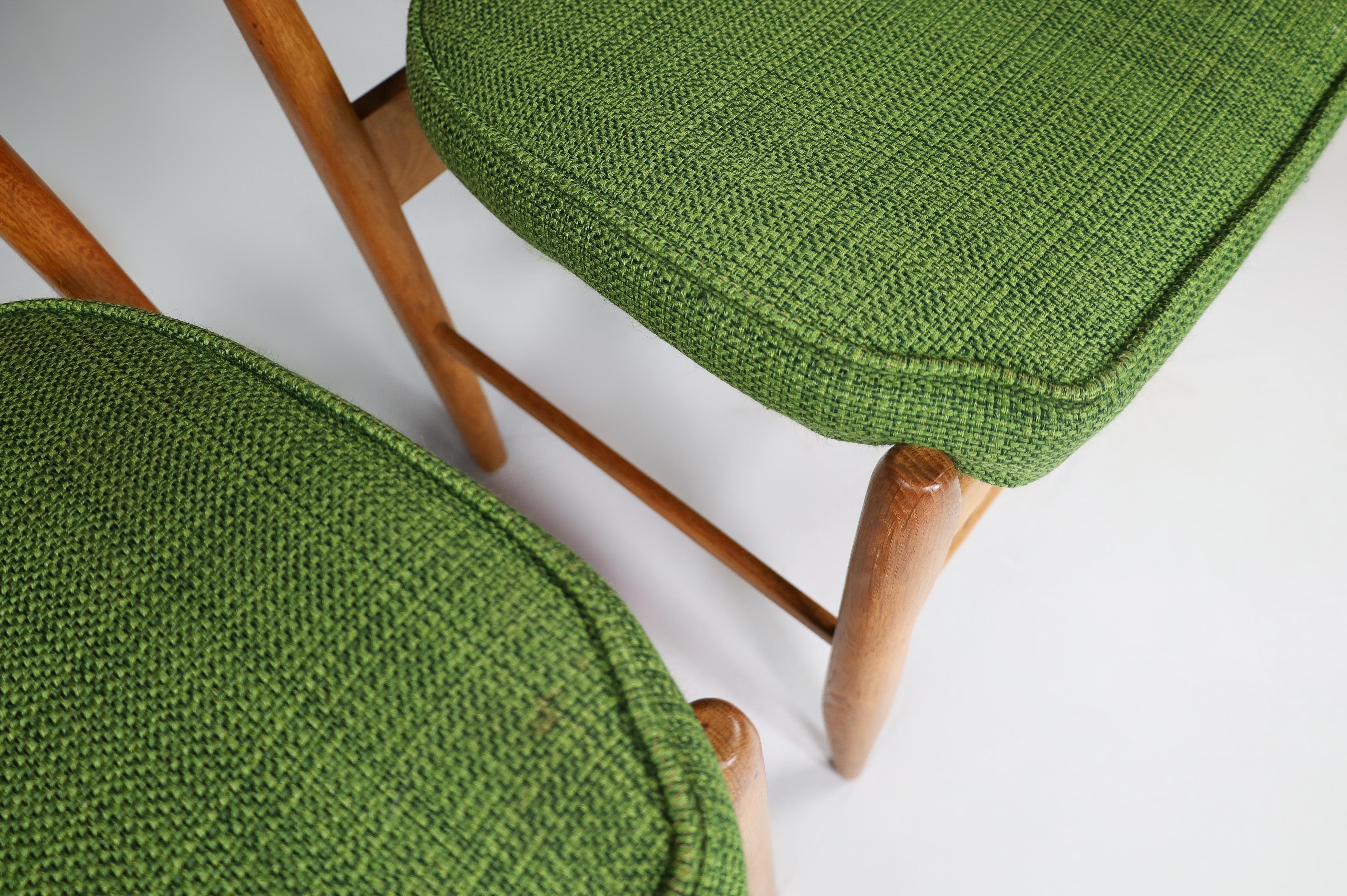Guillerme & Chambron - Ensemble de huit chaises de salle à manger en chêne et tissu vert Forrest en vente 3