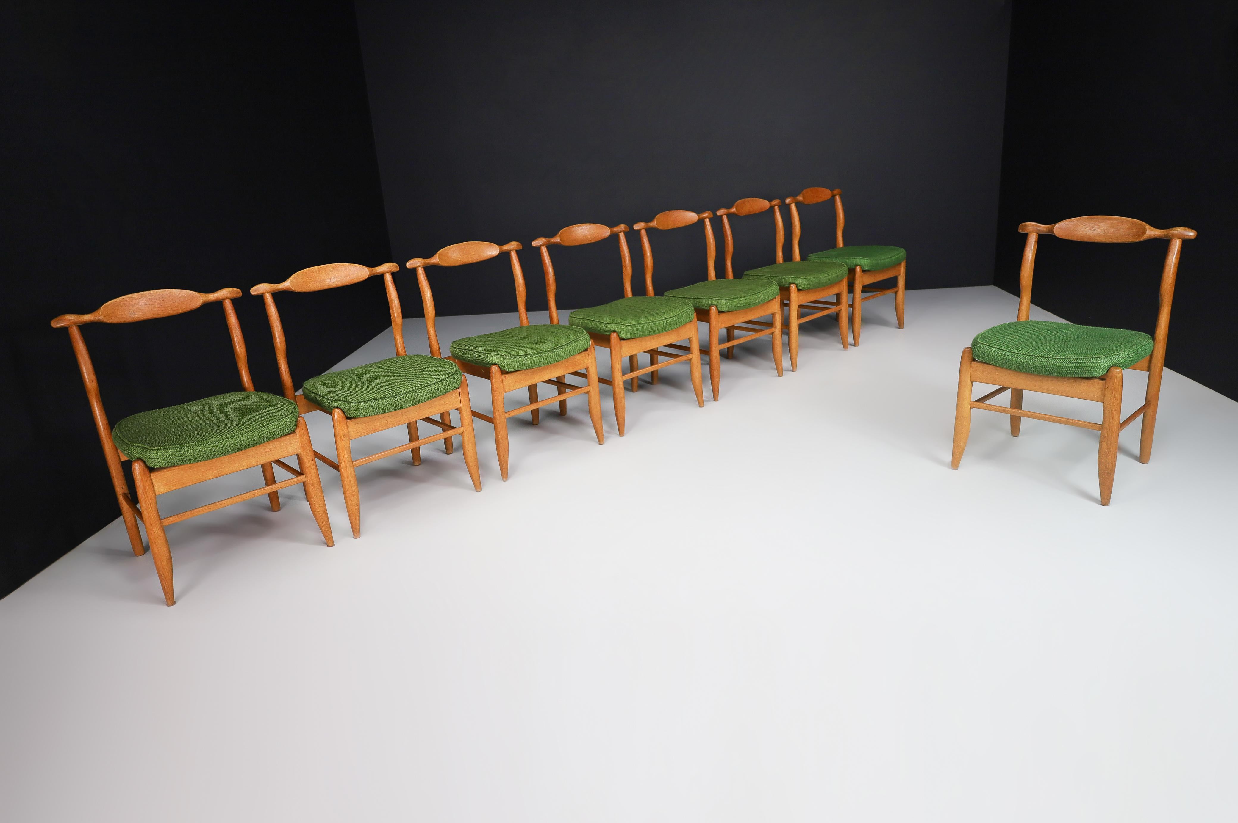 Guillerme & Chambron - Ensemble de huit chaises de salle à manger en chêne et tissu vert Forrest en vente 5