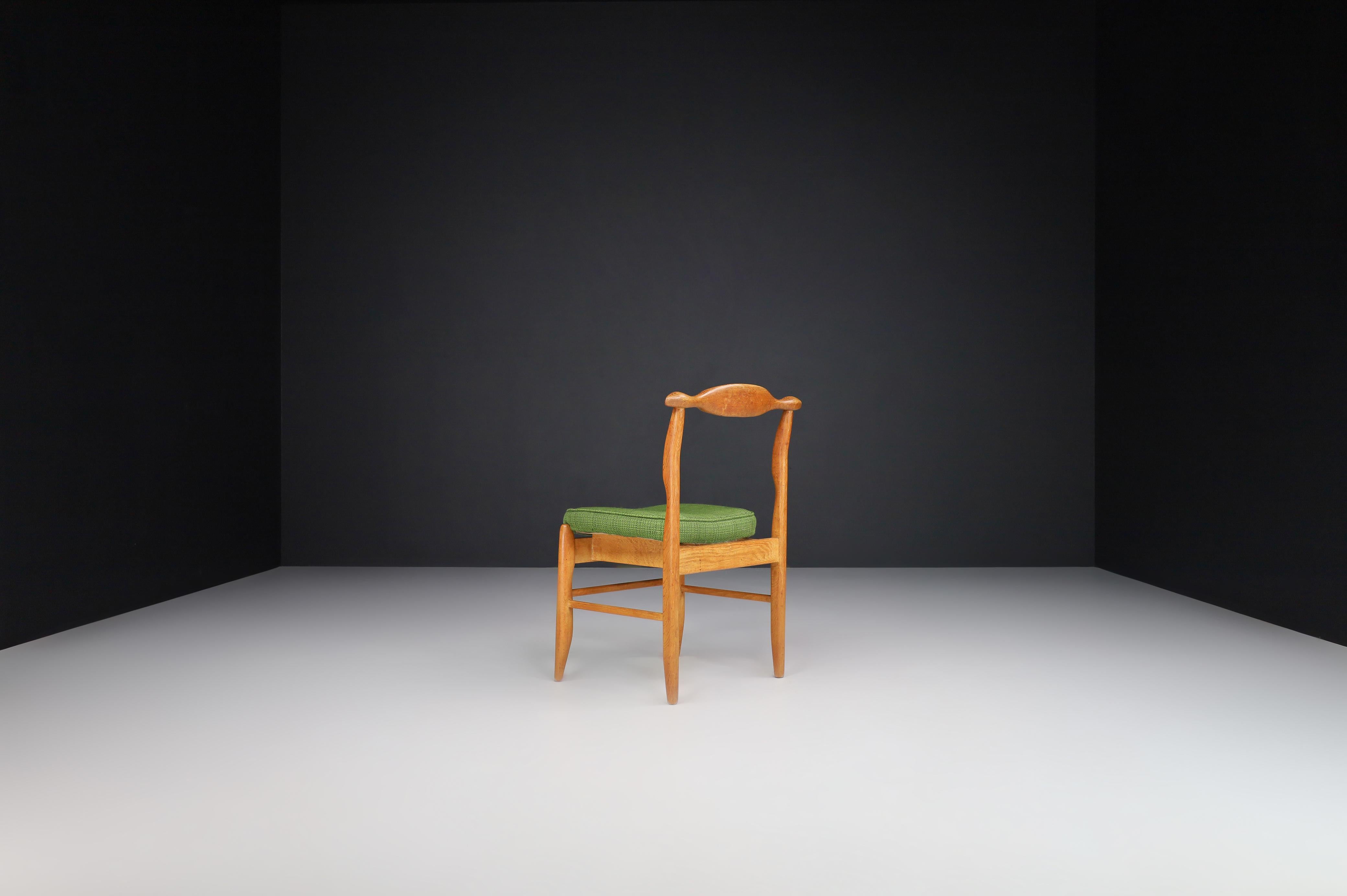 Guillerme & Chambron - Ensemble de huit chaises de salle à manger en chêne et tissu vert Forrest en vente 6