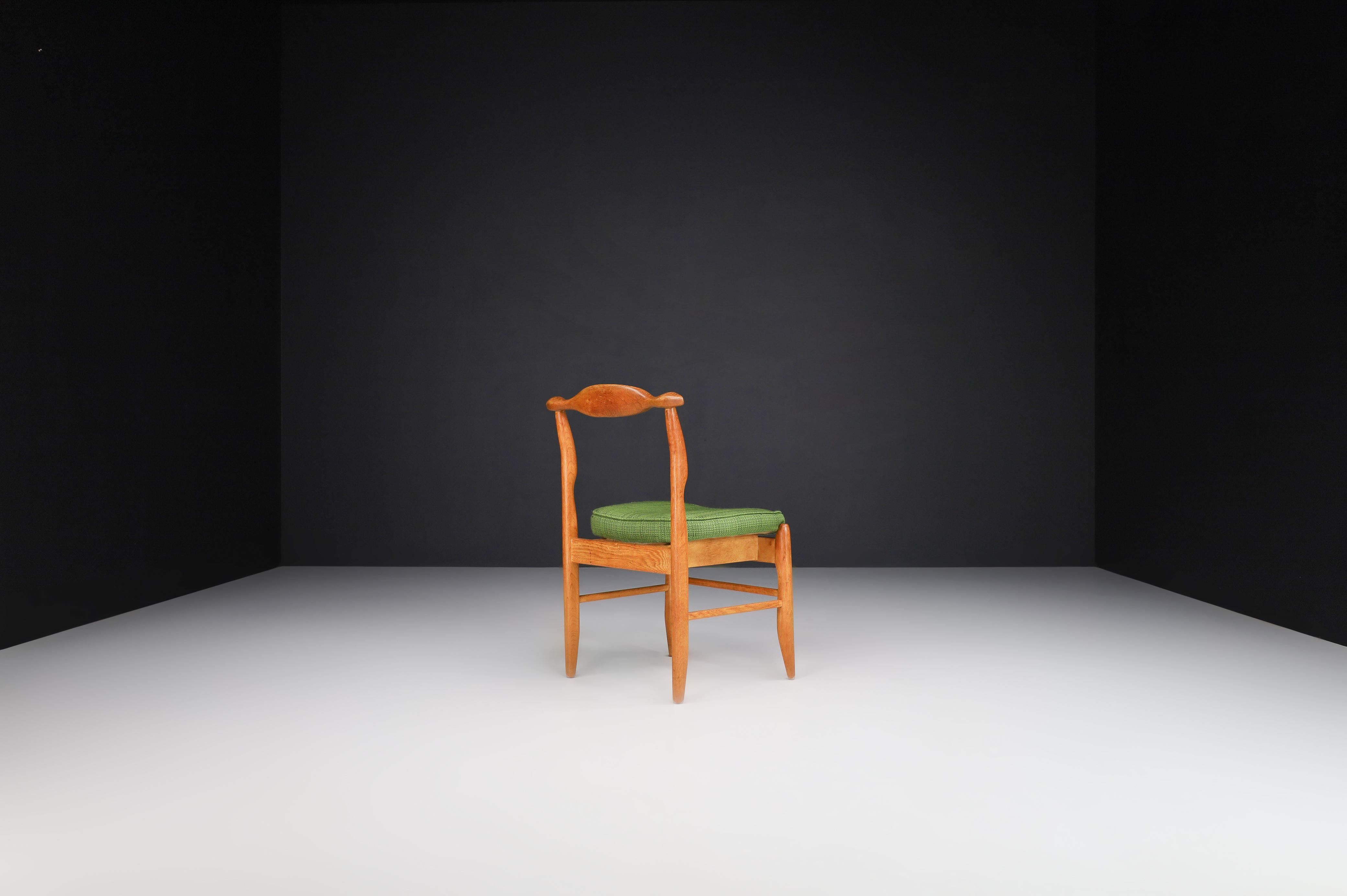 Guillerme & Chambron - Ensemble de huit chaises de salle à manger en chêne et tissu vert Forrest en vente 7