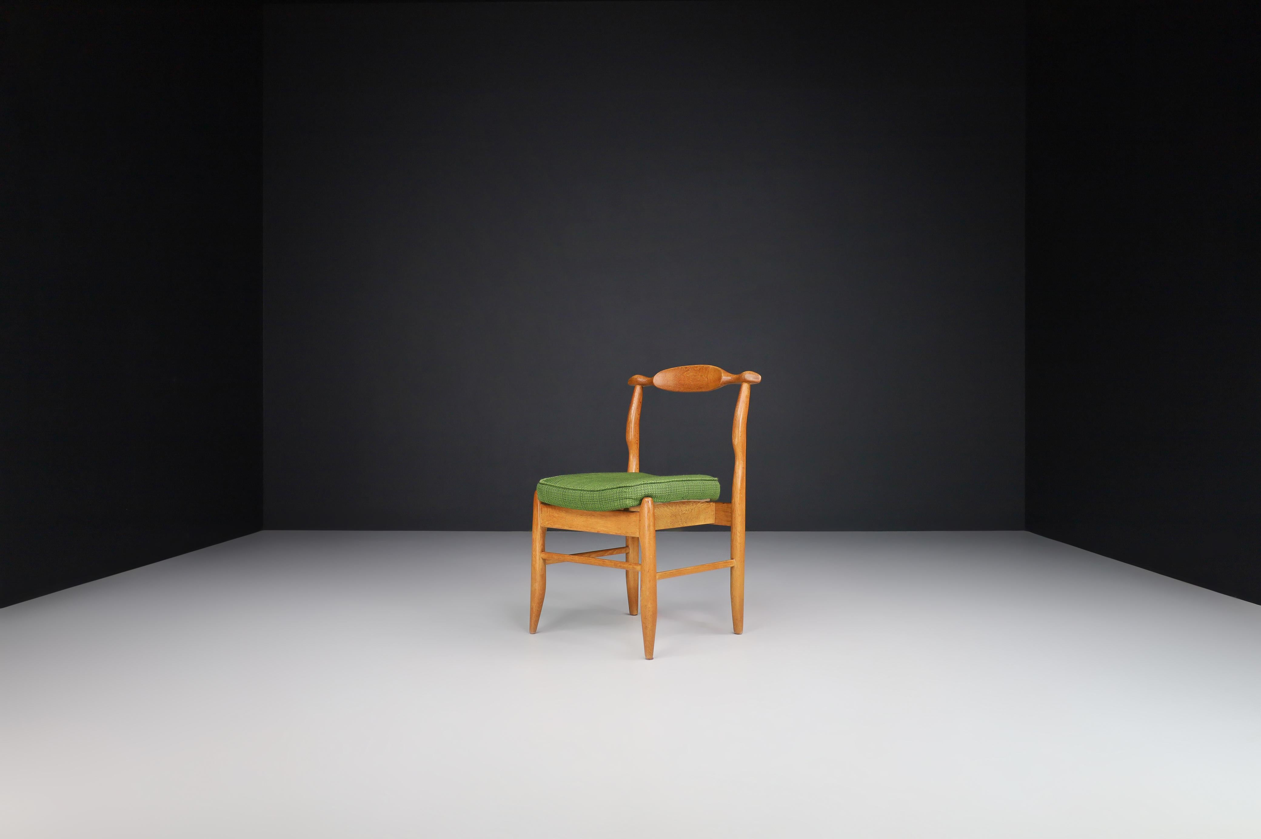 Guillerme & Chambron - Ensemble de huit chaises de salle à manger en chêne et tissu vert Forrest en vente 8