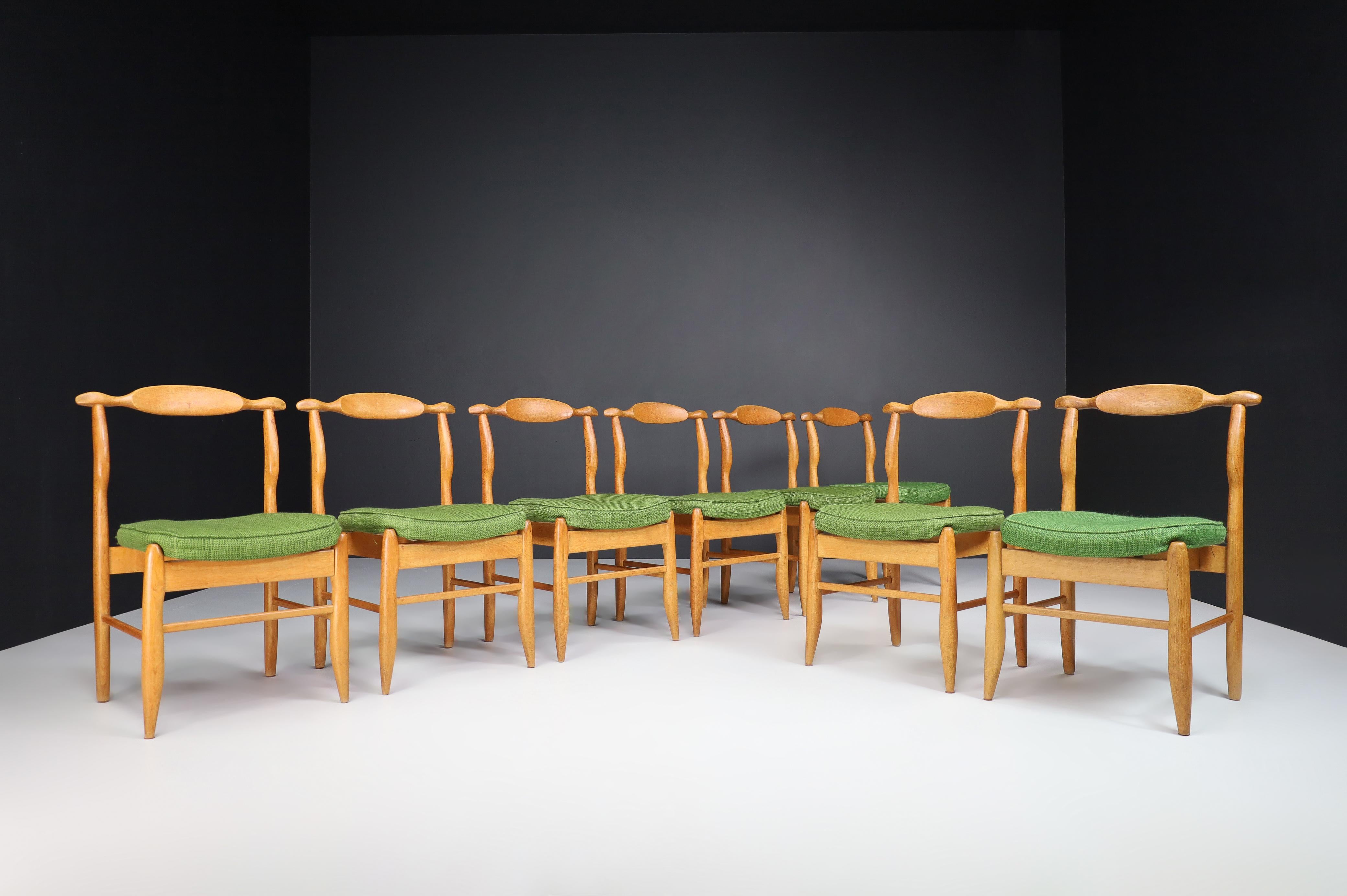 Mid-Century Modern Guillerme & Chambron - Ensemble de huit chaises de salle à manger en chêne et tissu vert Forrest en vente