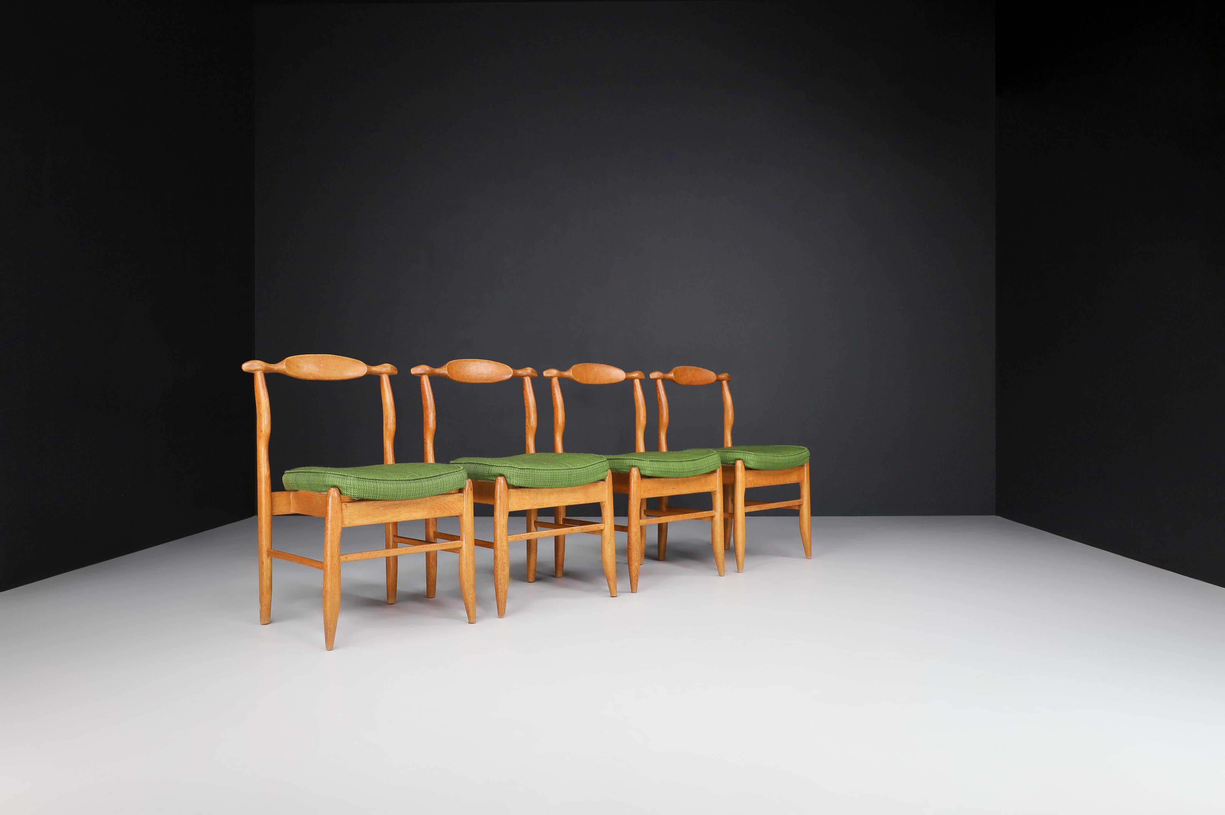 20ième siècle Guillerme & Chambron - Ensemble de huit chaises de salle à manger en chêne et tissu vert Forrest en vente