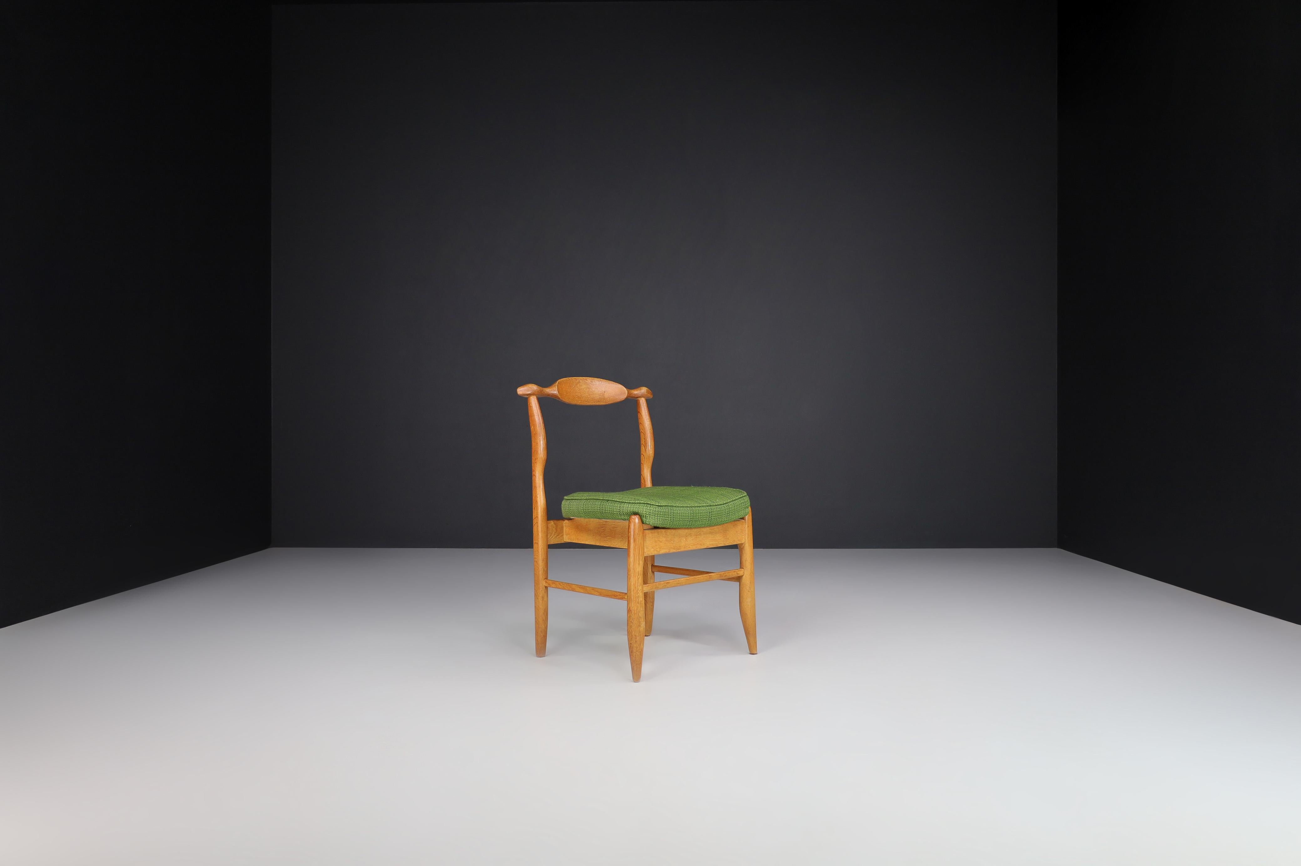 Guillerme & Chambron - Ensemble de huit chaises de salle à manger en chêne et tissu vert Forrest en vente 1