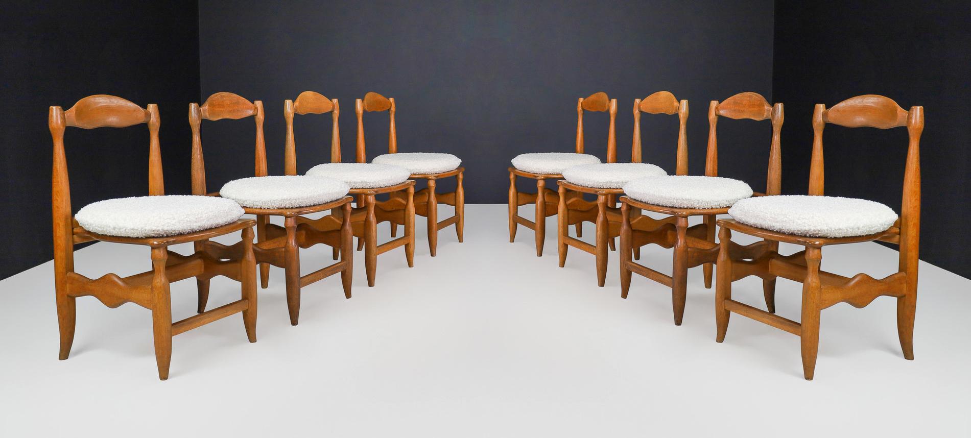Guillerme & Chambron Ensemble de huit chaises de salle à manger en chêne et coussins en bouclette nouvellement retapissés, France années 1960

Cet ensemble de huit chaises de salle à manger, fabriqué par Jacques Chambron et Robert Guillerme en