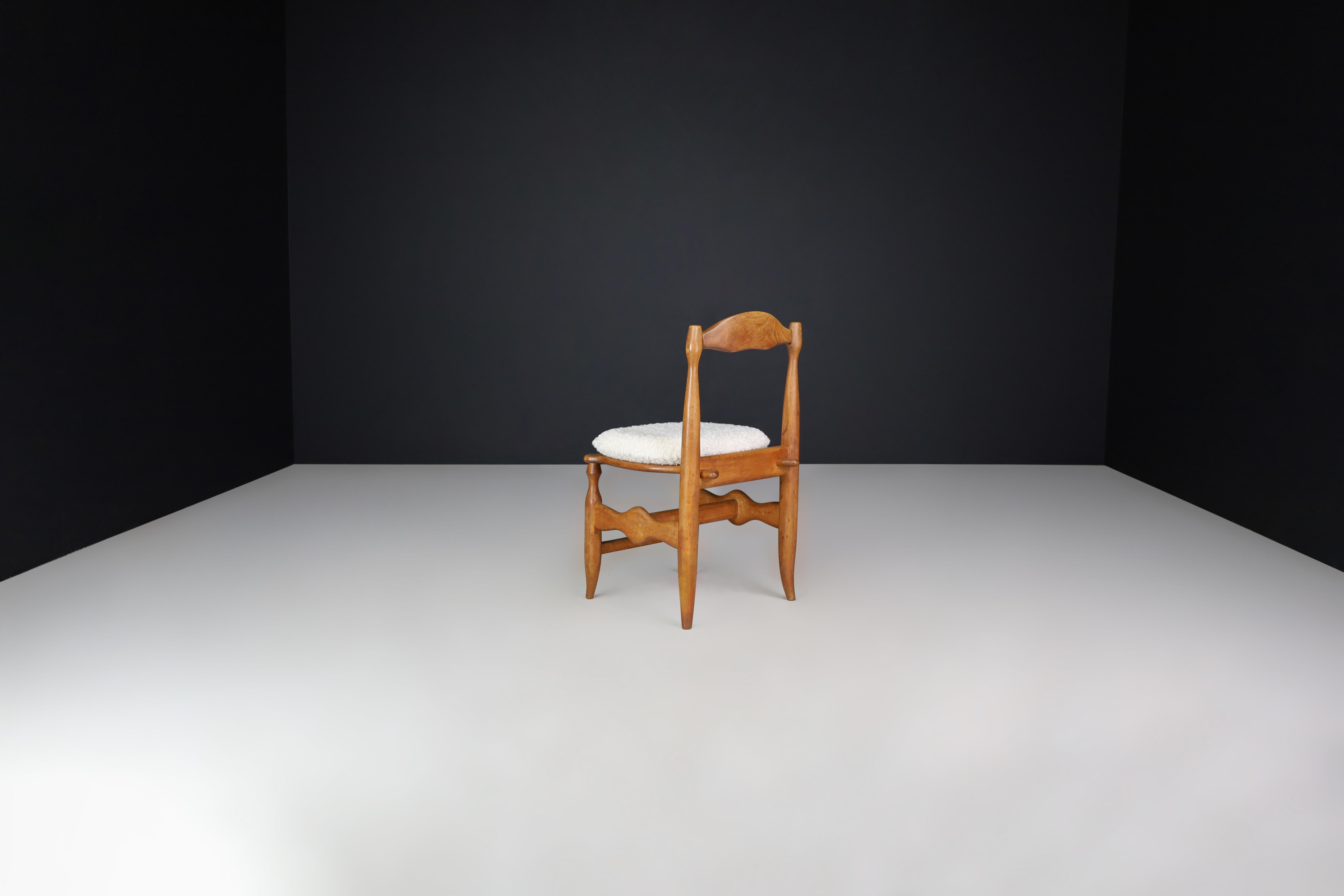20ième siècle Guillerme & Chambron Ensemble de huit chaises de salle à manger en Oak et Bouclé France  en vente
