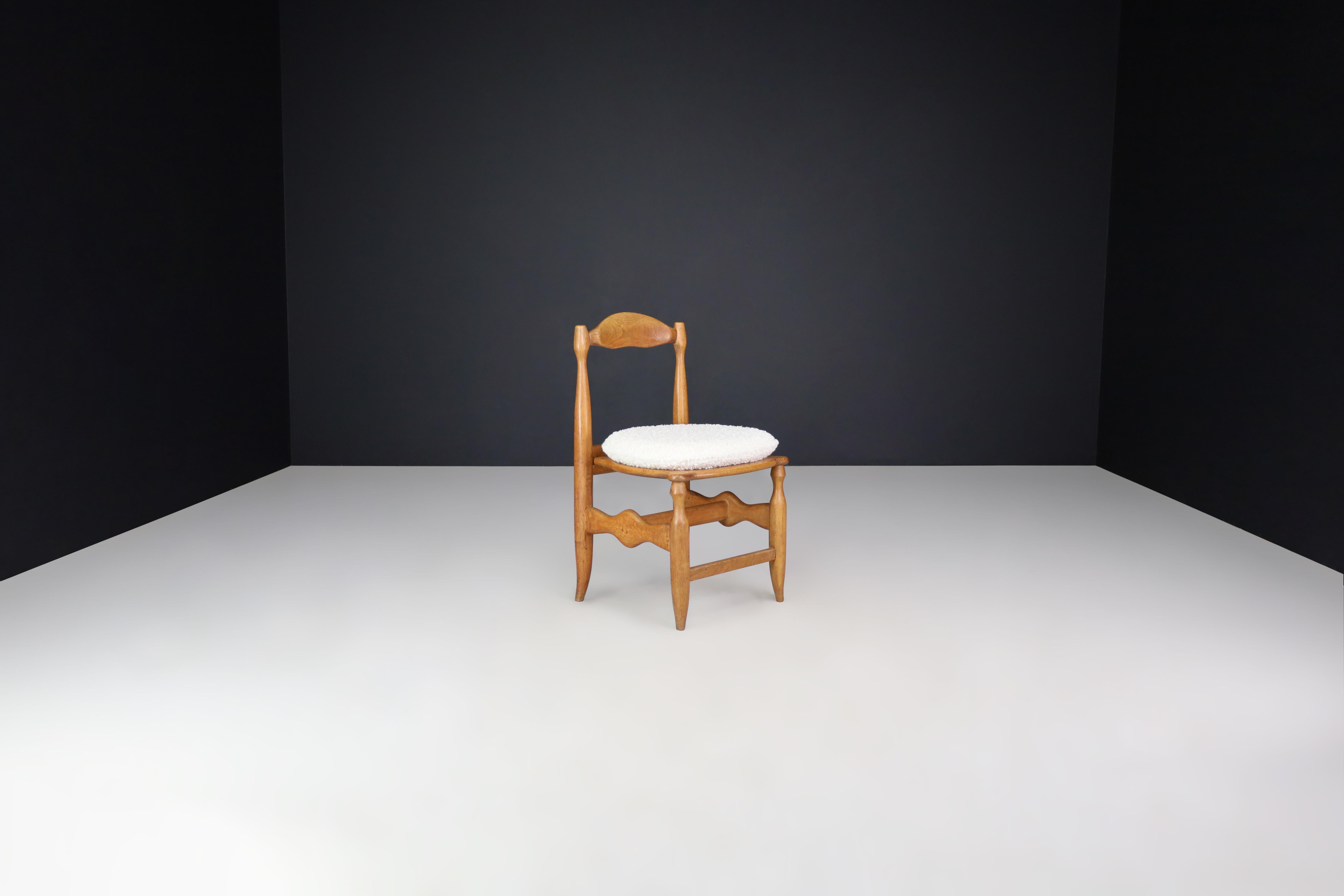 Guillerme & Chambron Ensemble de huit chaises de salle à manger en Oak et Bouclé France  en vente 2