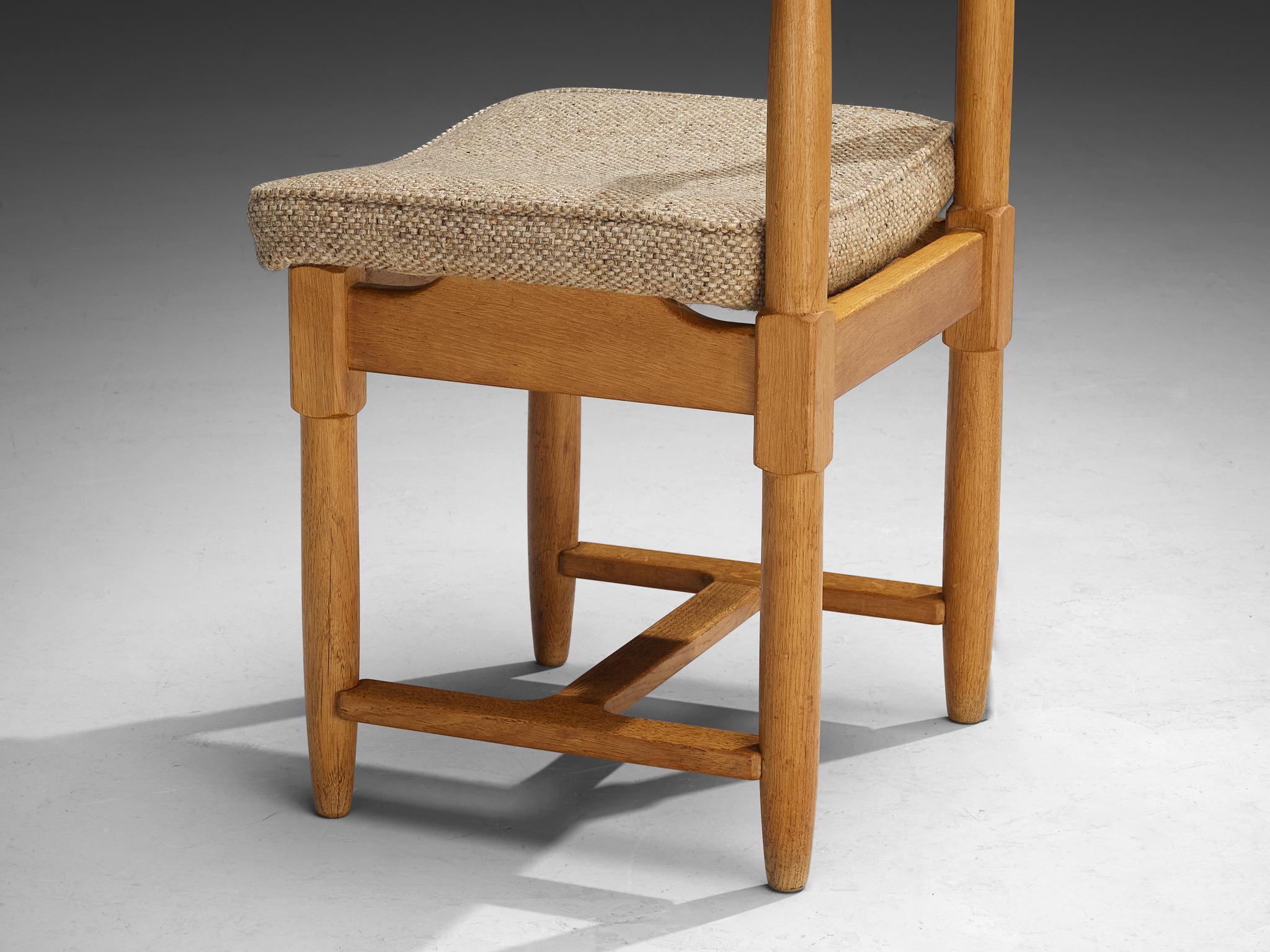 Set di quattro sedie da pranzo Guillerme & Chambron in Oak e tessuto beige in vendita 3