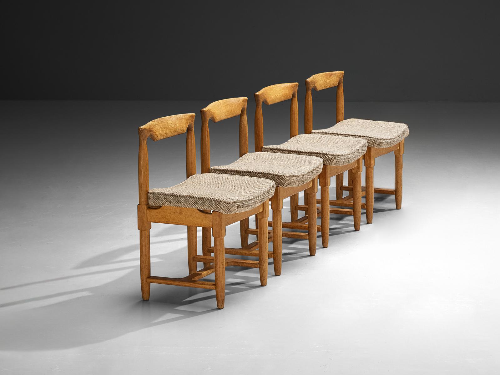 Guillerme et Chambron per Votre Maison, set di quattro sedie da pranzo, rovere massiccio, tessuto, Francia, anni '60

Queste affascinanti sedie da pranzo disegnate dal duo francese Guillerme et Chambron esemplificano la loro dedizione