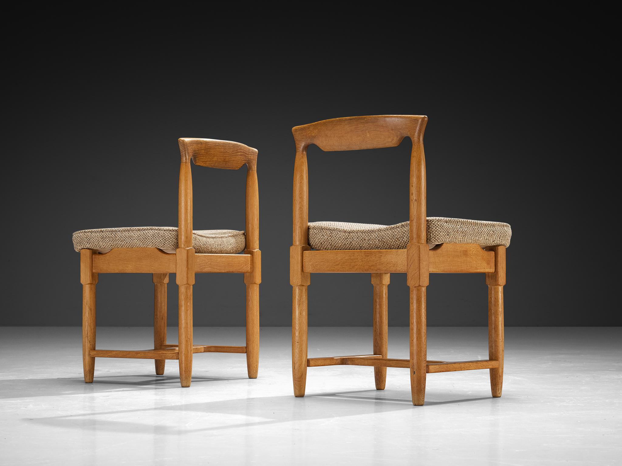 Mid-Century moderno Set di quattro sedie da pranzo Guillerme & Chambron in Oak e tessuto beige in vendita
