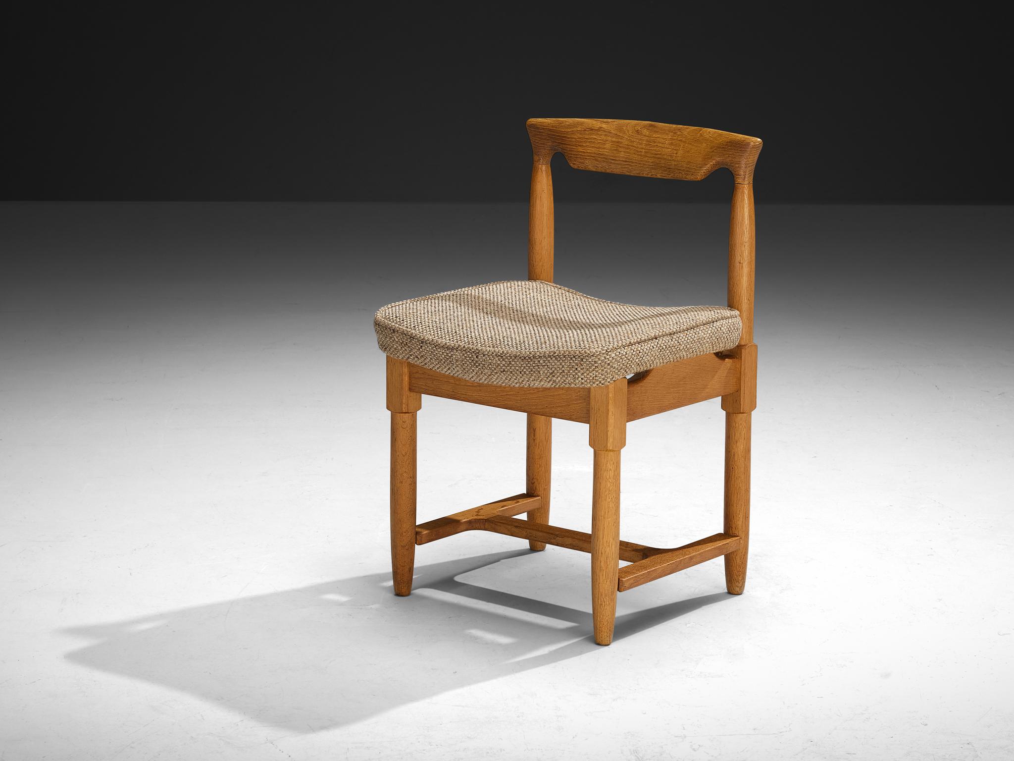 Francese Set di quattro sedie da pranzo Guillerme & Chambron in Oak e tessuto beige in vendita