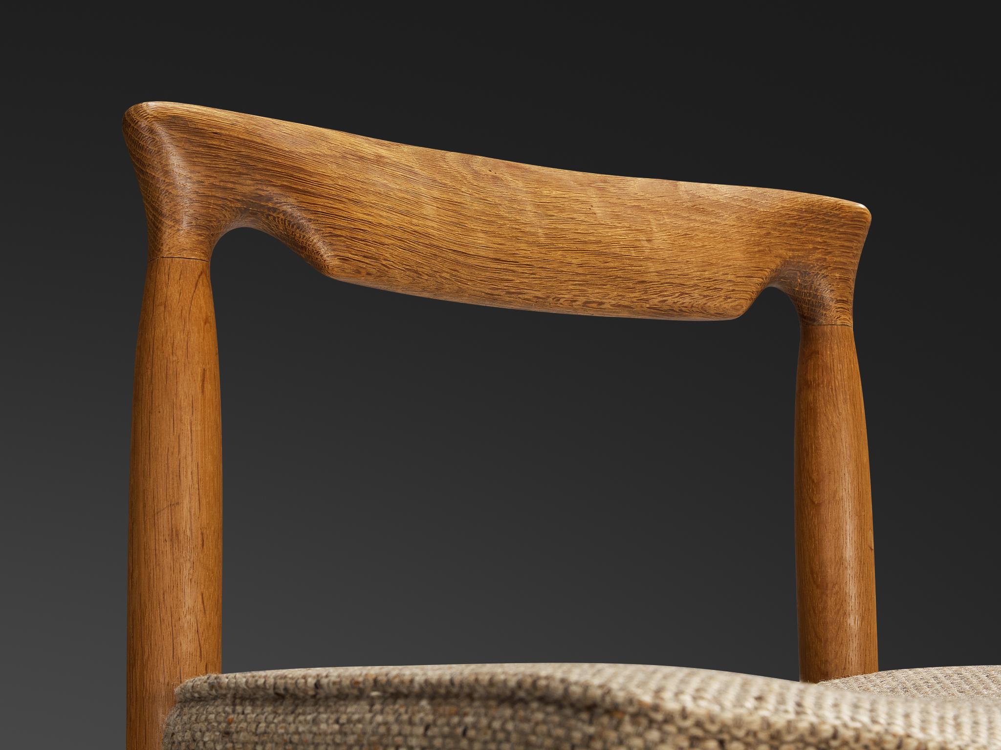 Metà XX secolo Set di quattro sedie da pranzo Guillerme & Chambron in Oak e tessuto beige in vendita