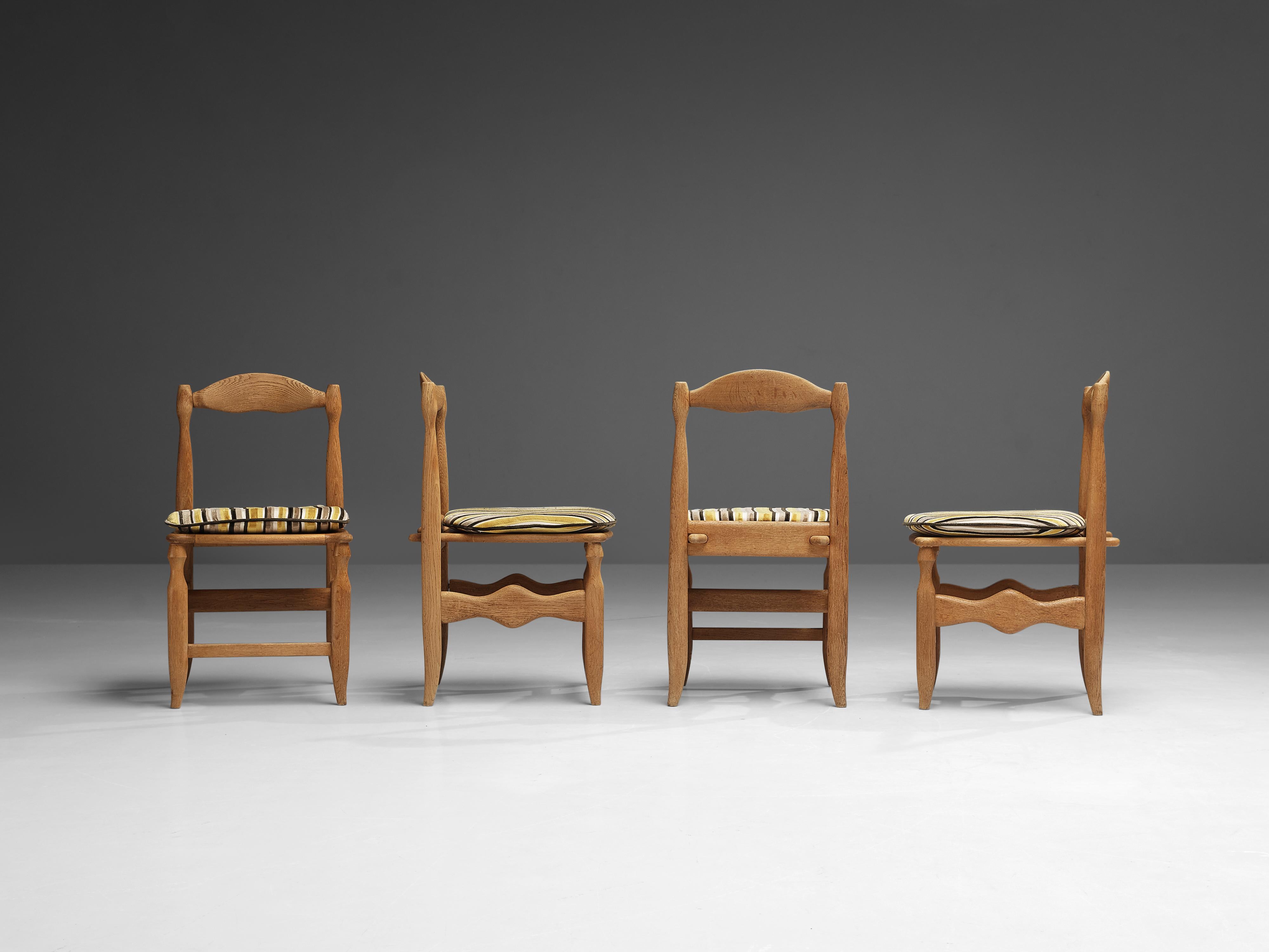 Guillerme & Chambron ensemble de quatre chaises de salle à manger en chêne et tissu rayé  Bon état - En vente à Waalwijk, NL