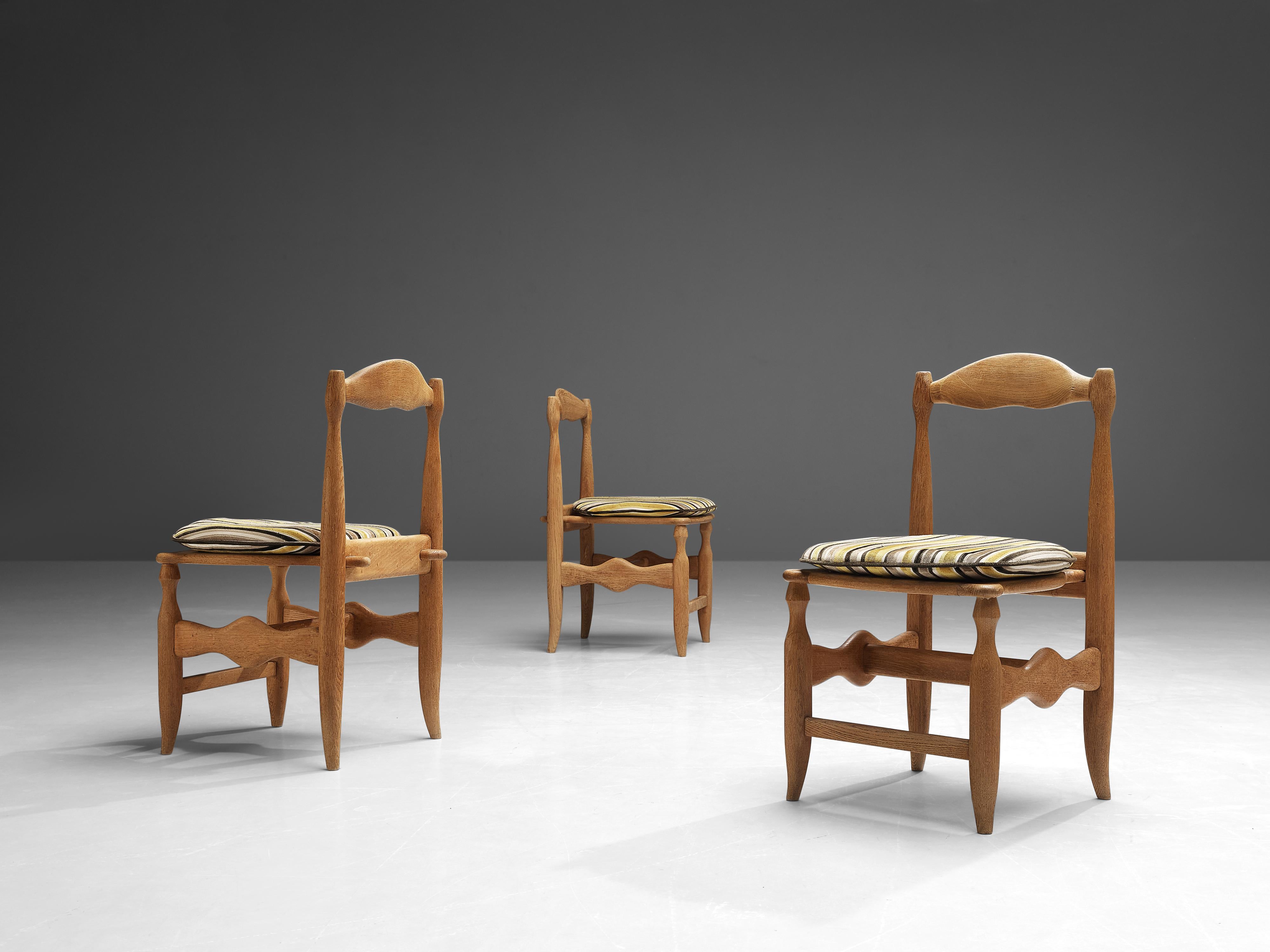 Tissu Guillerme & Chambron ensemble de quatre chaises de salle à manger en chêne et tissu rayé  en vente
