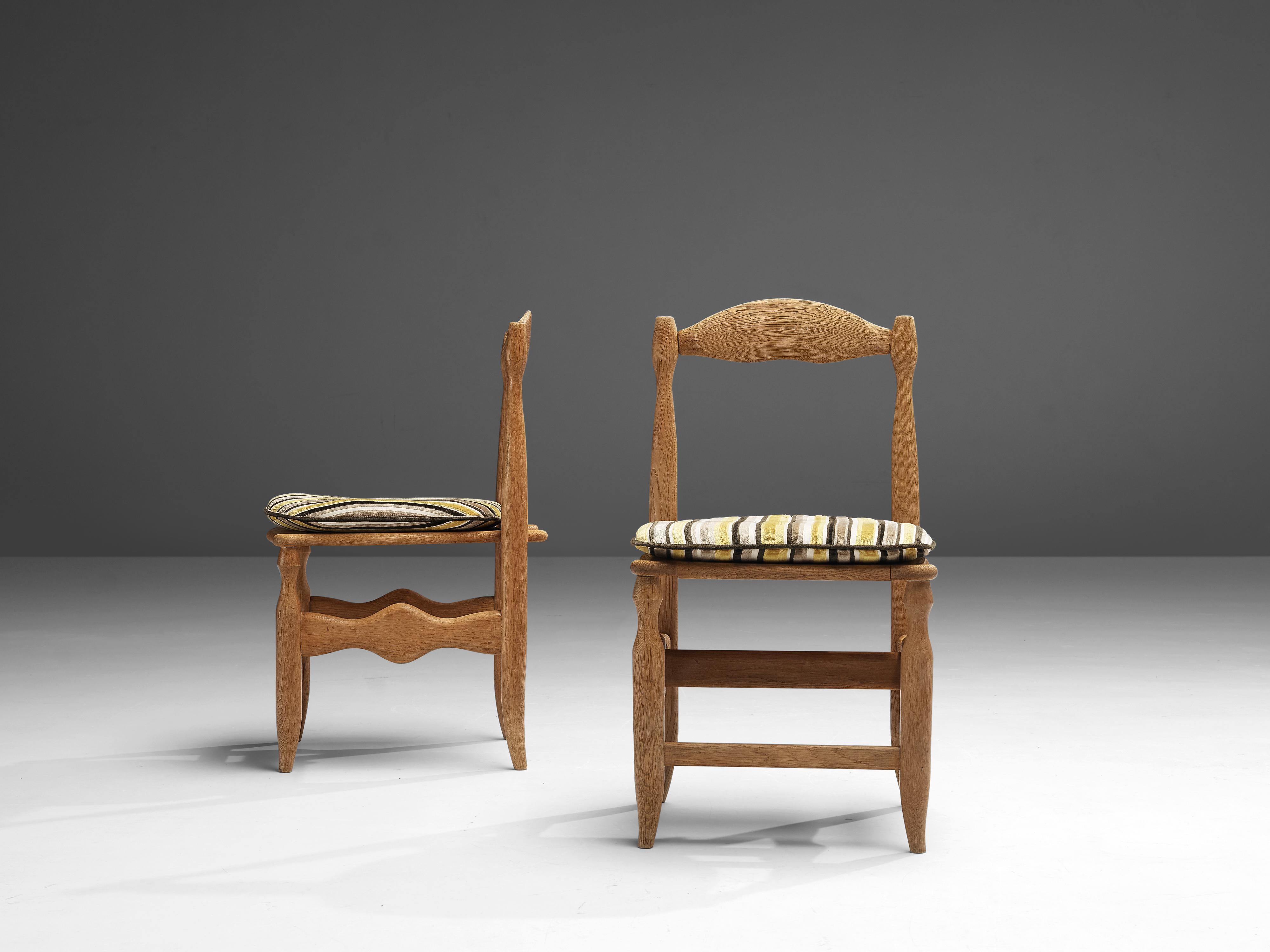Guillerme & Chambron ensemble de quatre chaises de salle à manger en chêne et tissu rayé  en vente 2