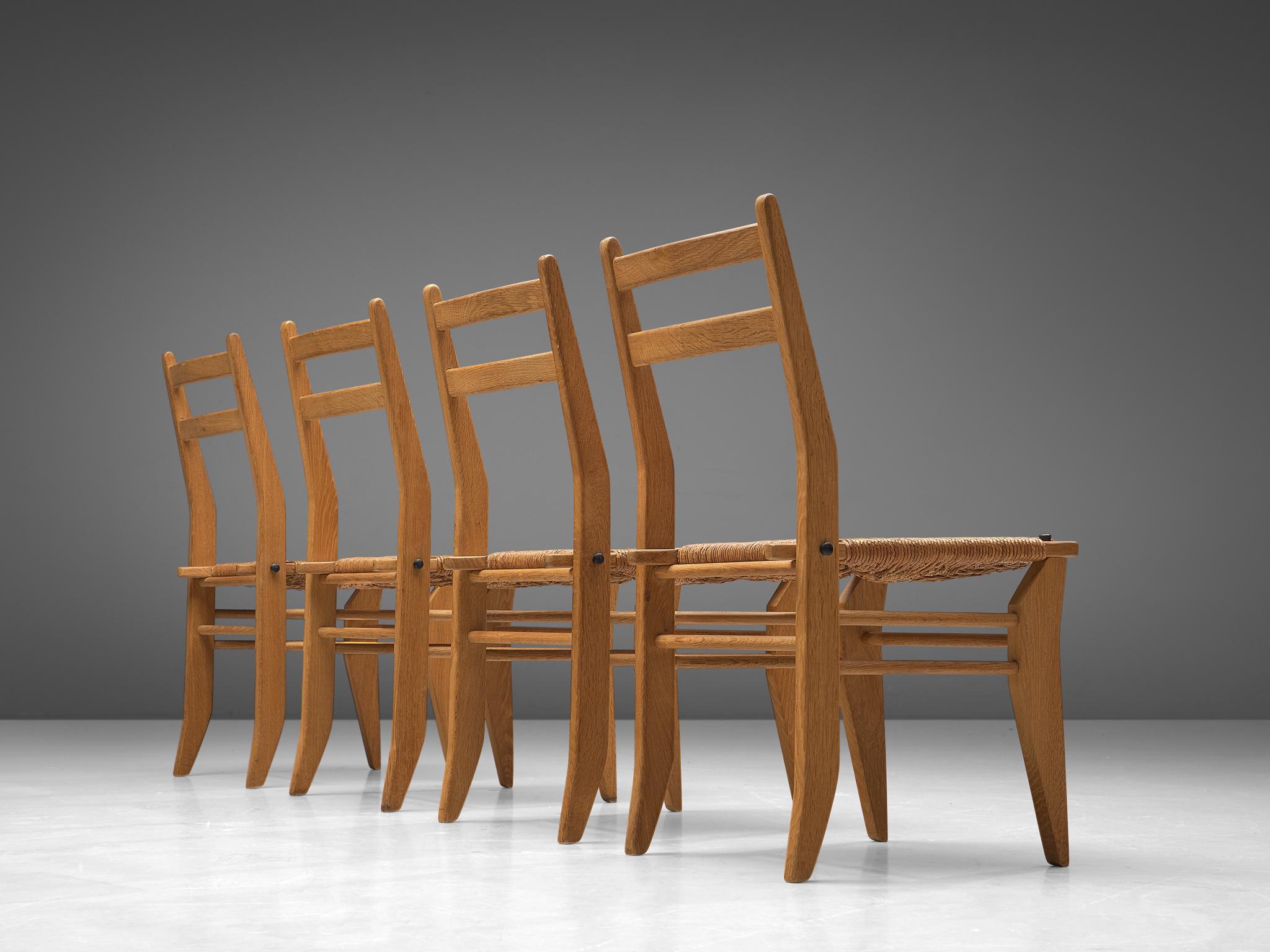 Guillerme and Chambron Ensemble de quatre chaises de salle à manger avec assise en corde  Bon état - En vente à Waalwijk, NL