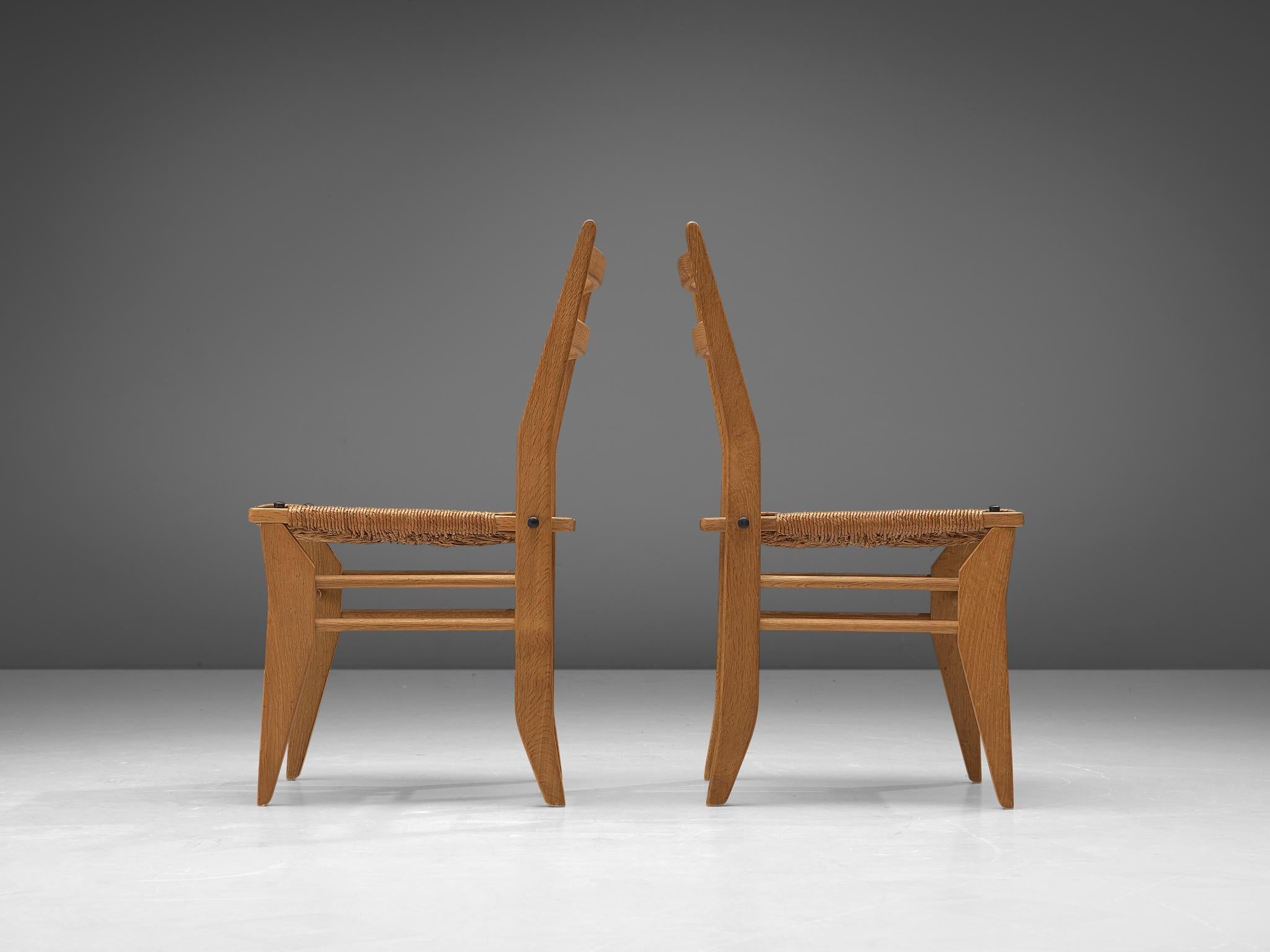 Milieu du XXe siècle Guillerme and Chambron Ensemble de quatre chaises de salle à manger avec assise en corde  en vente